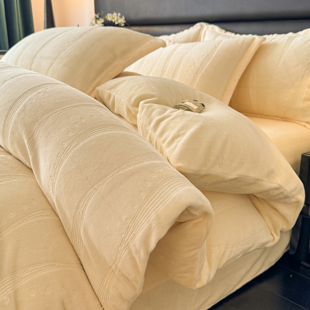 91家纺网 家纺一手货源 找家纺 逸尚阁 2025新款立体雕花牛奶绒四件套--史密斯 史密斯-蜜瓜黄