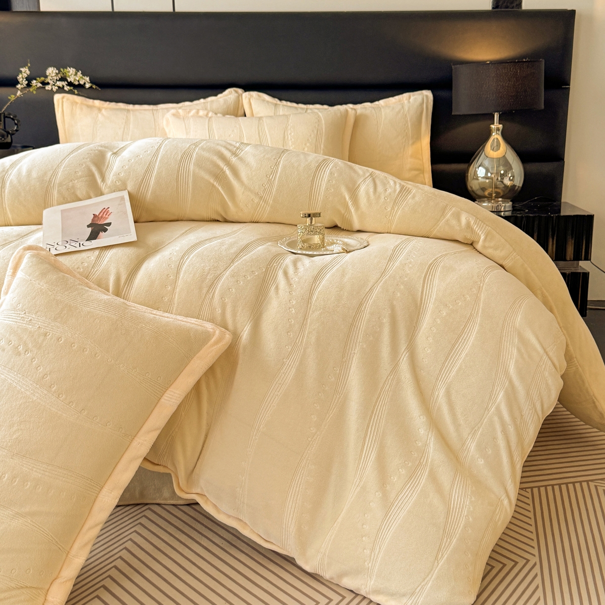 91家纺网 家纺一手货源 找家纺 逸尚阁 2025新款立体雕花牛奶绒四件套--史密斯 史密斯-蜜瓜黄