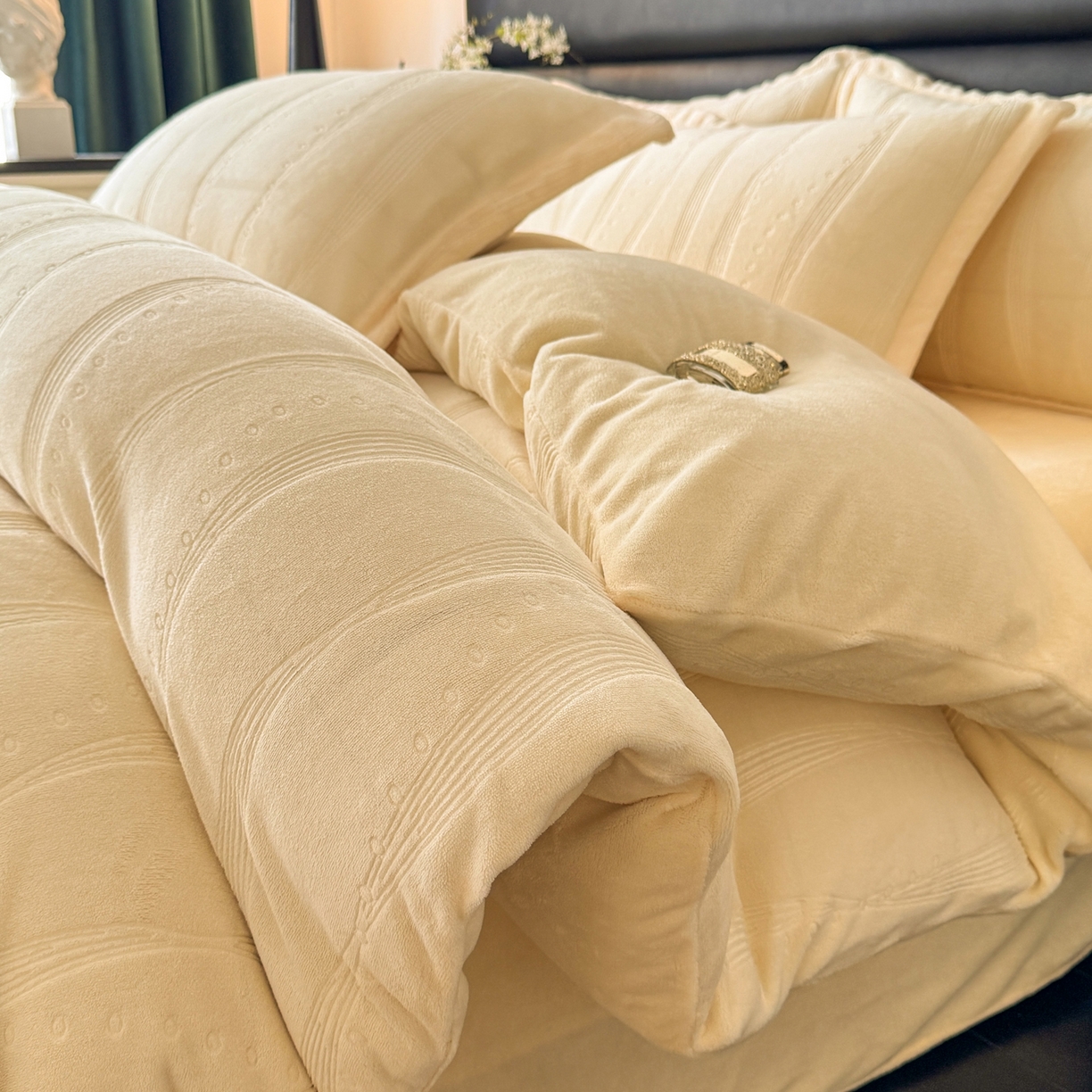 91家纺网 家纺一手货源 找家纺 逸尚阁 2025新款立体雕花牛奶绒四件套--史密斯 史密斯-蜜瓜黄