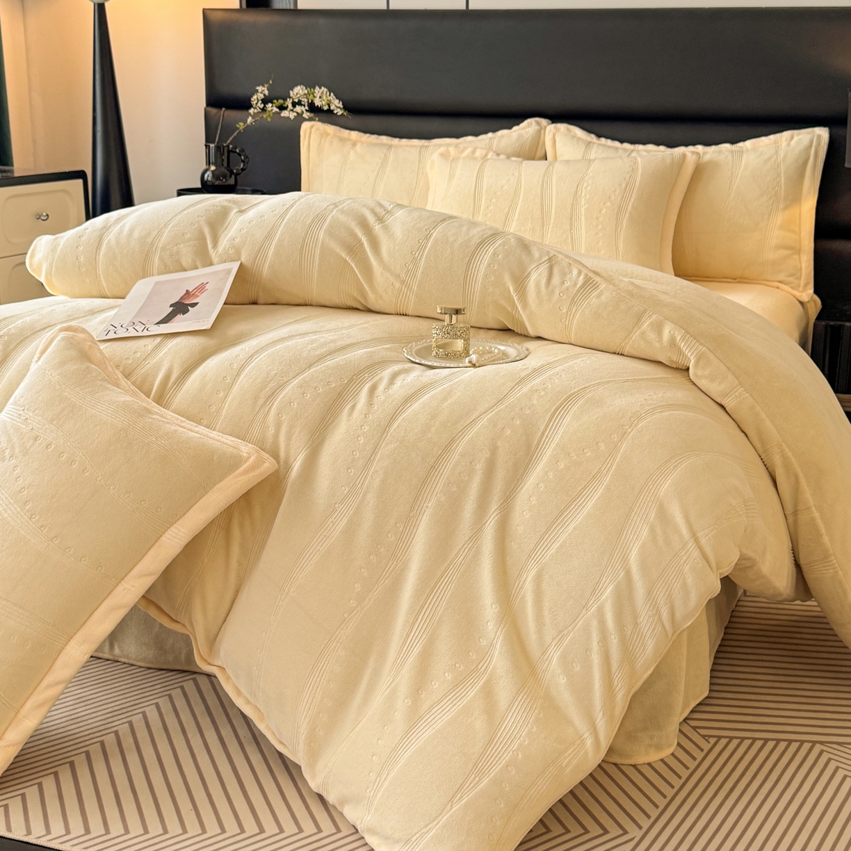 91家纺网 家纺一手货源 找家纺 逸尚阁 2025新款立体雕花牛奶绒四件套--史密斯 史密斯-蜜瓜黄