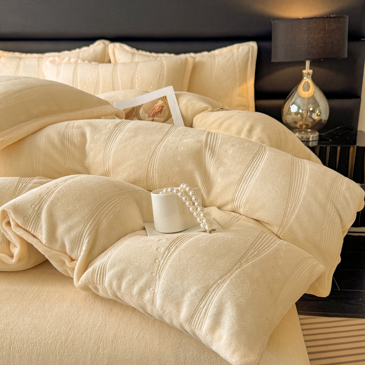 91家纺网 家纺一手货源 找家纺 逸尚阁 2025新款立体雕花牛奶绒四件套--史密斯 史密斯-蜜瓜黄