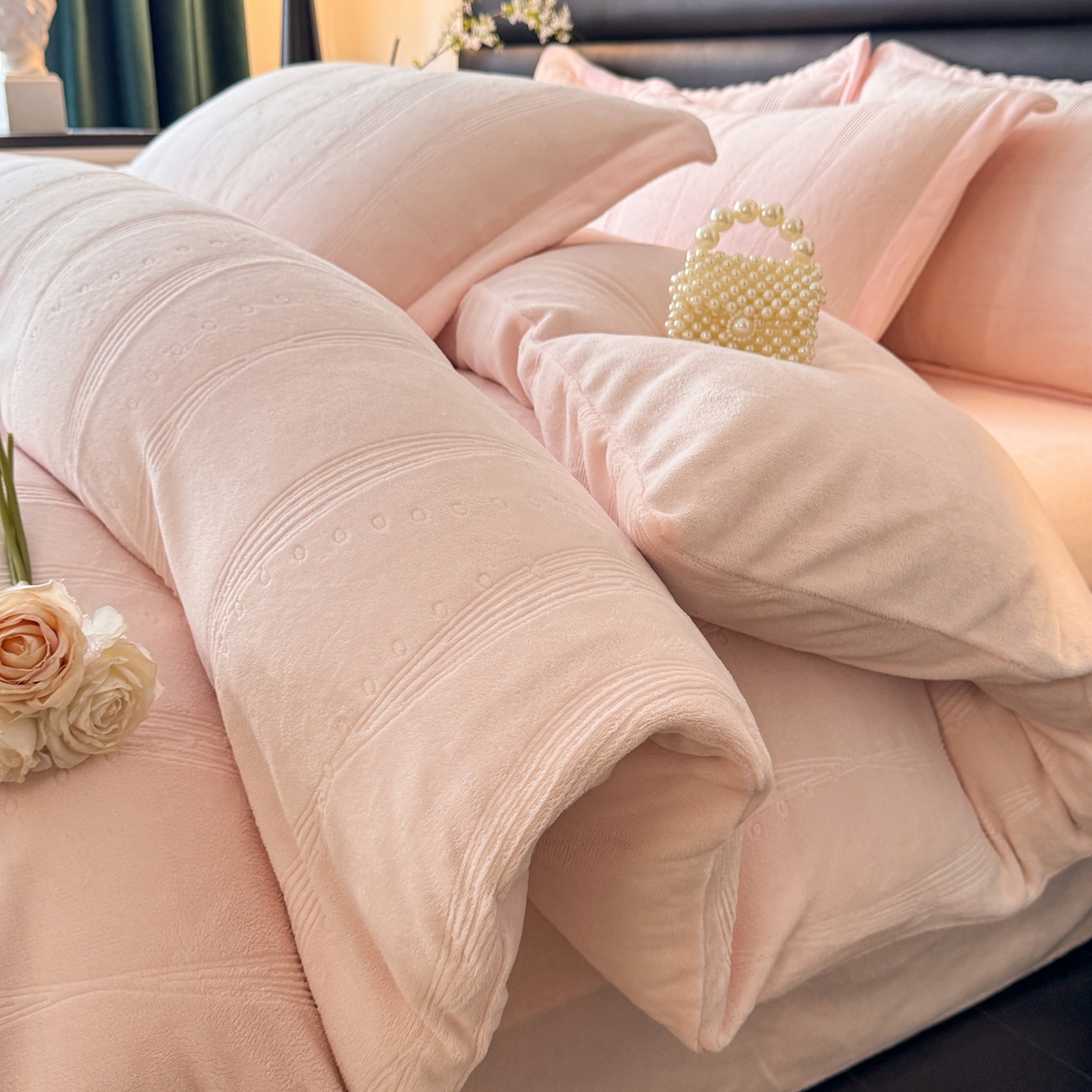 91家纺网 家纺一手货源 找家纺 逸尚阁 2025新款立体雕花牛奶绒四件套--史密斯 史密斯-浅粉玉