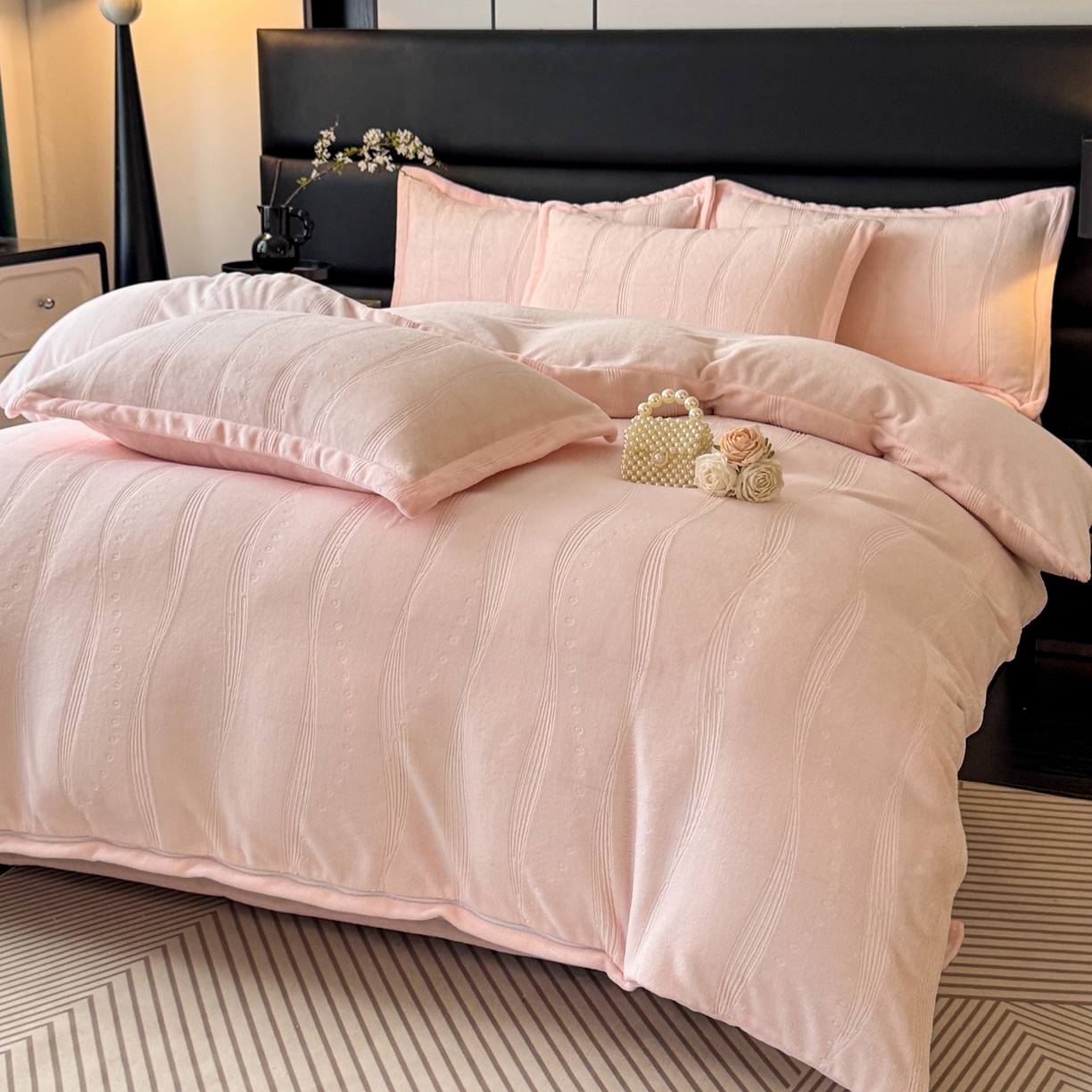 91家纺网 家纺一手货源 找家纺 逸尚阁 2025新款立体雕花牛奶绒四件套--史密斯 史密斯-浅粉玉