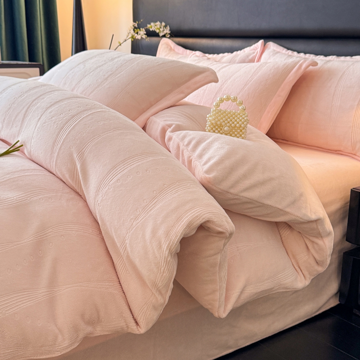 91家纺网 家纺一手货源 找家纺 逸尚阁 2025新款立体雕花牛奶绒四件套--史密斯 史密斯-浅粉玉