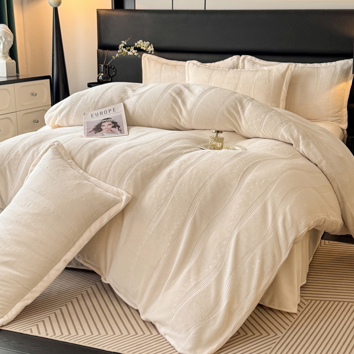 91家纺网 家纺一手货源 找家纺 逸尚阁 2025新款立体雕花牛奶绒四件套--史密斯 史密斯-奶白