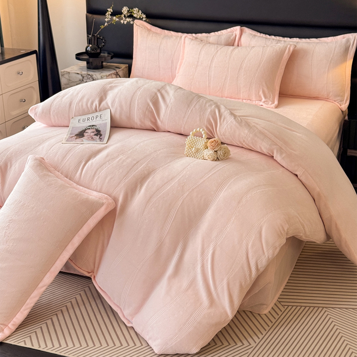 91家纺网 家纺一手货源 找家纺 逸尚阁 2025新款立体雕花牛奶绒四件套--史密斯 史密斯-浅粉玉