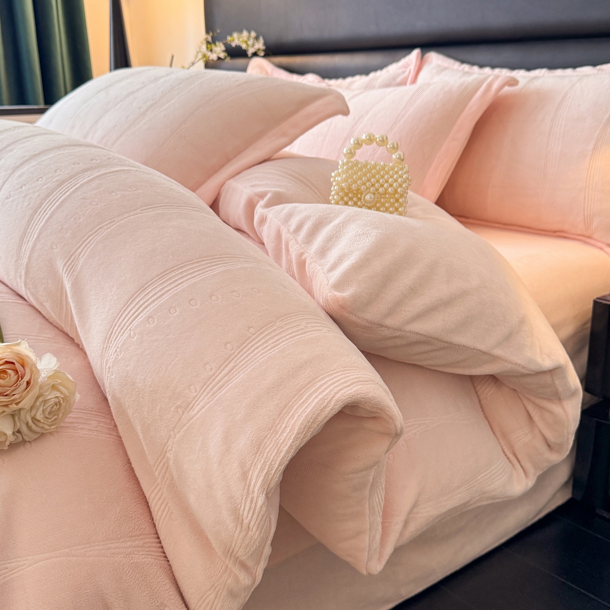 91家纺网 家纺一手货源 找家纺 逸尚阁 2025新款立体雕花牛奶绒四件套--史密斯 史密斯-浅粉玉