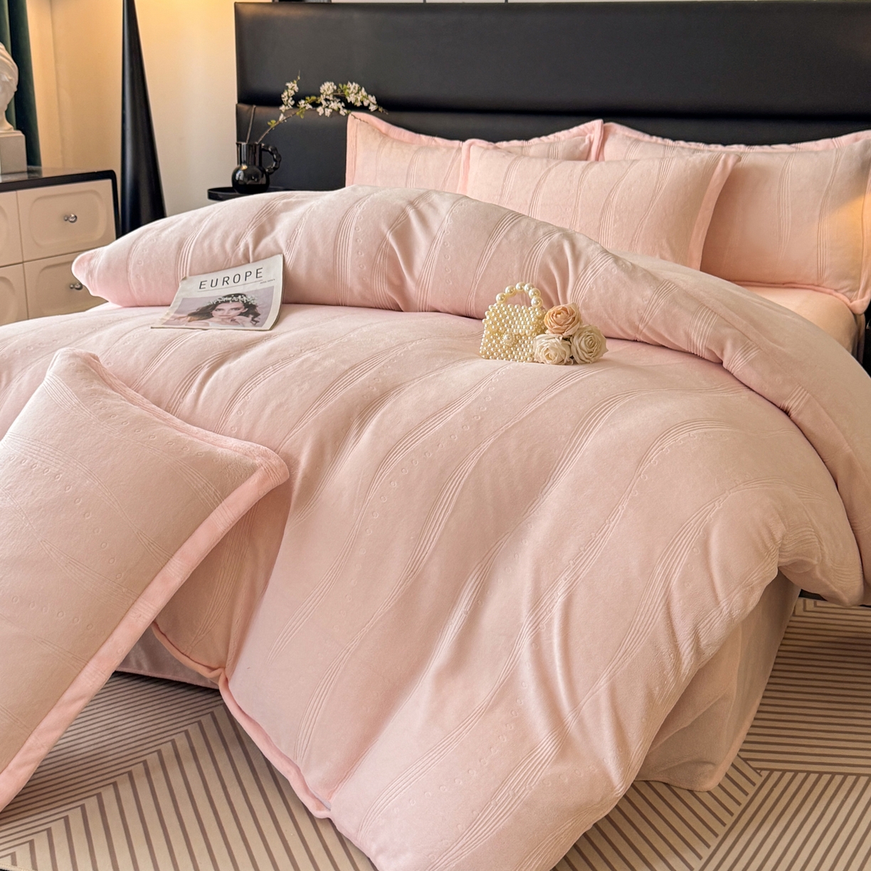 91家纺网 家纺一手货源 找家纺 逸尚阁 2025新款立体雕花牛奶绒四件套--史密斯 史密斯-浅粉玉