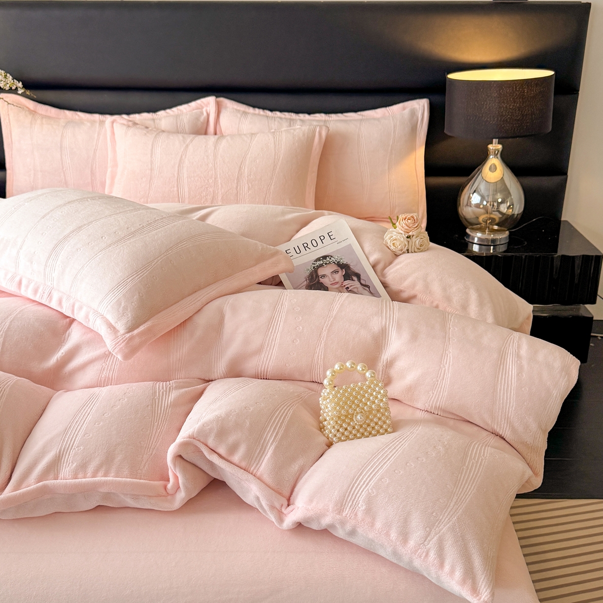 91家纺网 家纺一手货源 找家纺 逸尚阁 2025新款立体雕花牛奶绒四件套--史密斯 史密斯-浅粉玉