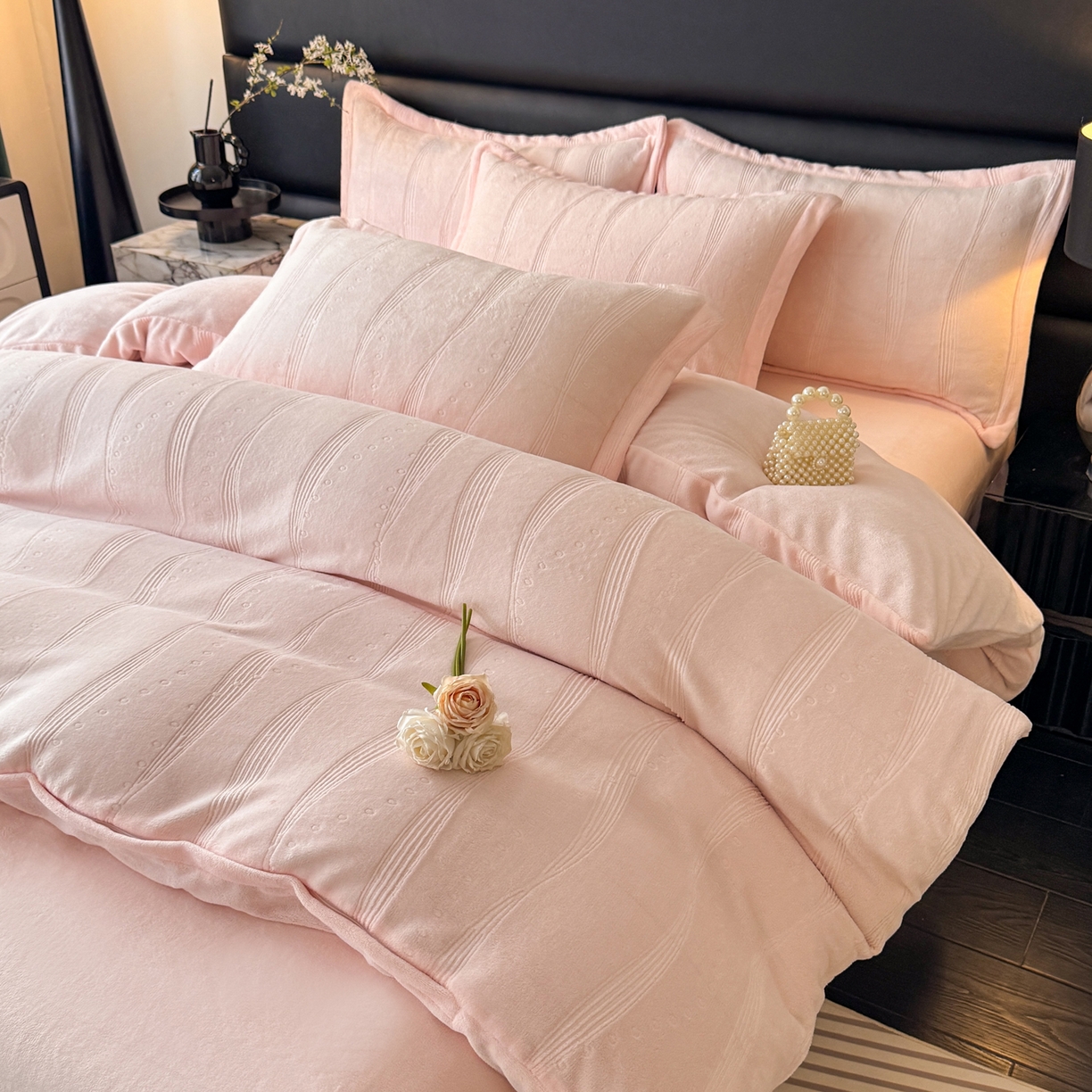 91家纺网 家纺一手货源 找家纺 逸尚阁 2025新款立体雕花牛奶绒四件套--史密斯 史密斯-浅粉玉