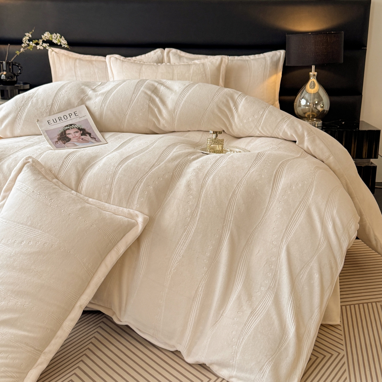 91家纺网 家纺一手货源 找家纺 逸尚阁 2025新款立体雕花牛奶绒四件套--史密斯 史密斯-奶白