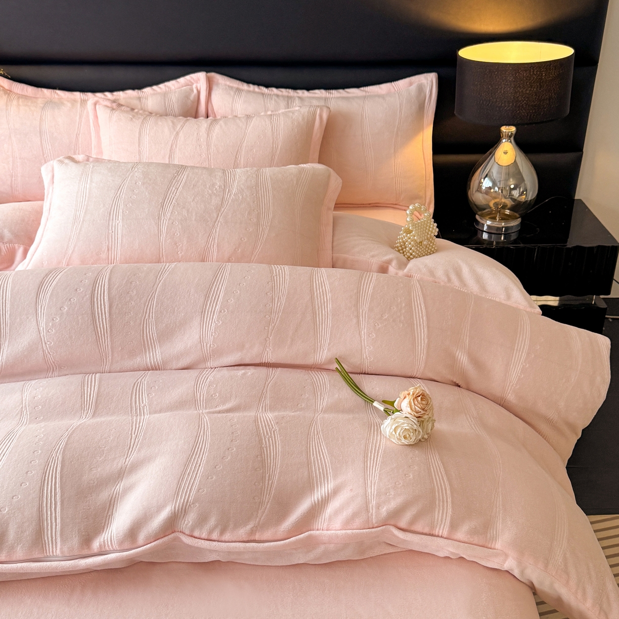 91家纺网 家纺一手货源 找家纺 逸尚阁 2025新款立体雕花牛奶绒四件套--史密斯 史密斯-浅粉玉