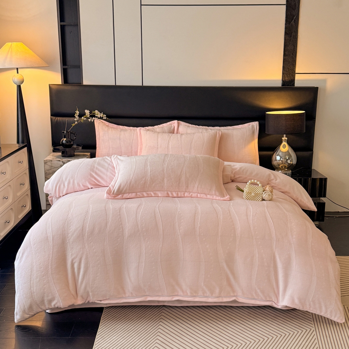 91家纺网 家纺一手货源 找家纺 逸尚阁 2025新款立体雕花牛奶绒四件套--史密斯 史密斯-浅粉玉