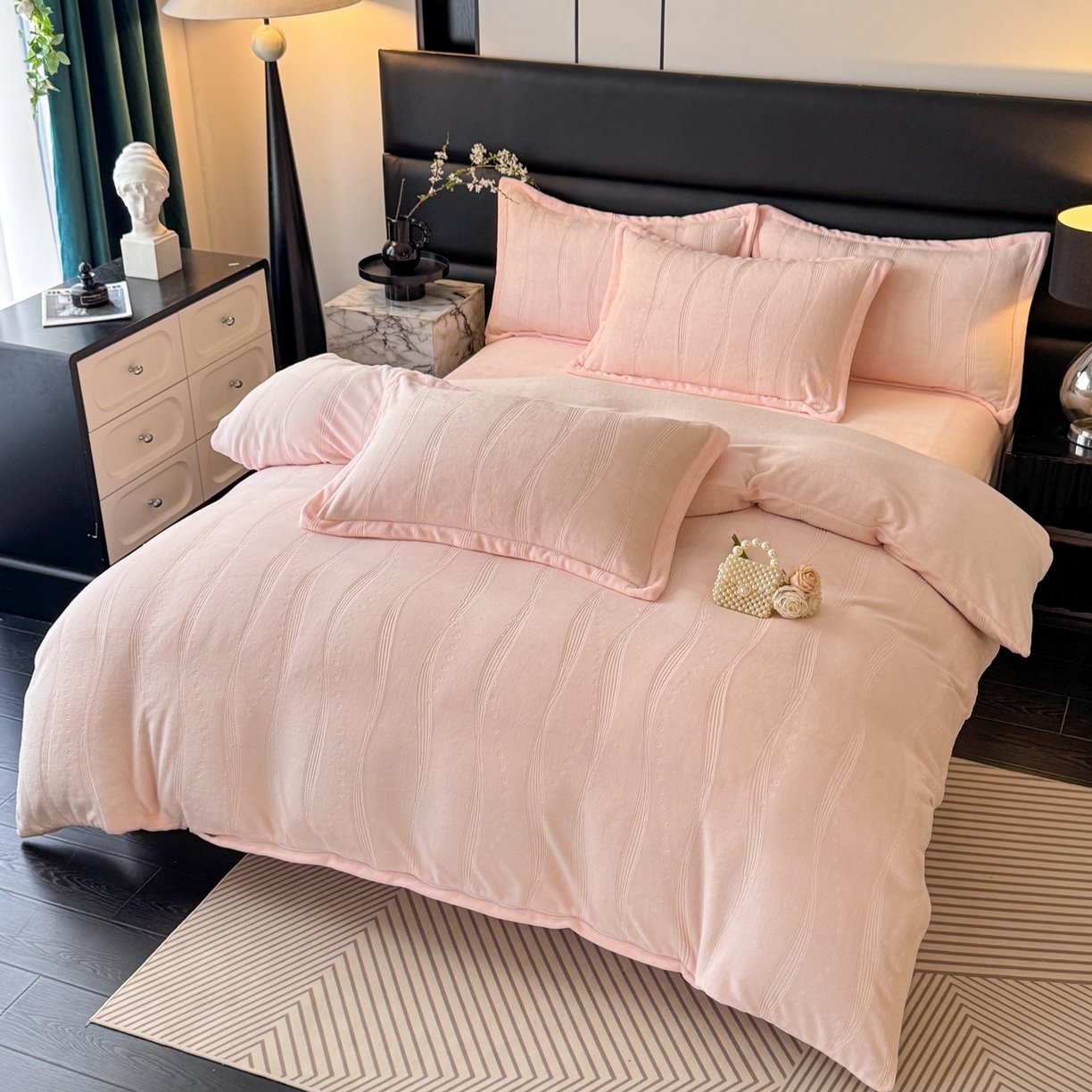 91家纺网 家纺一手货源 找家纺 逸尚阁 2025新款立体雕花牛奶绒四件套--史密斯 史密斯-浅粉玉