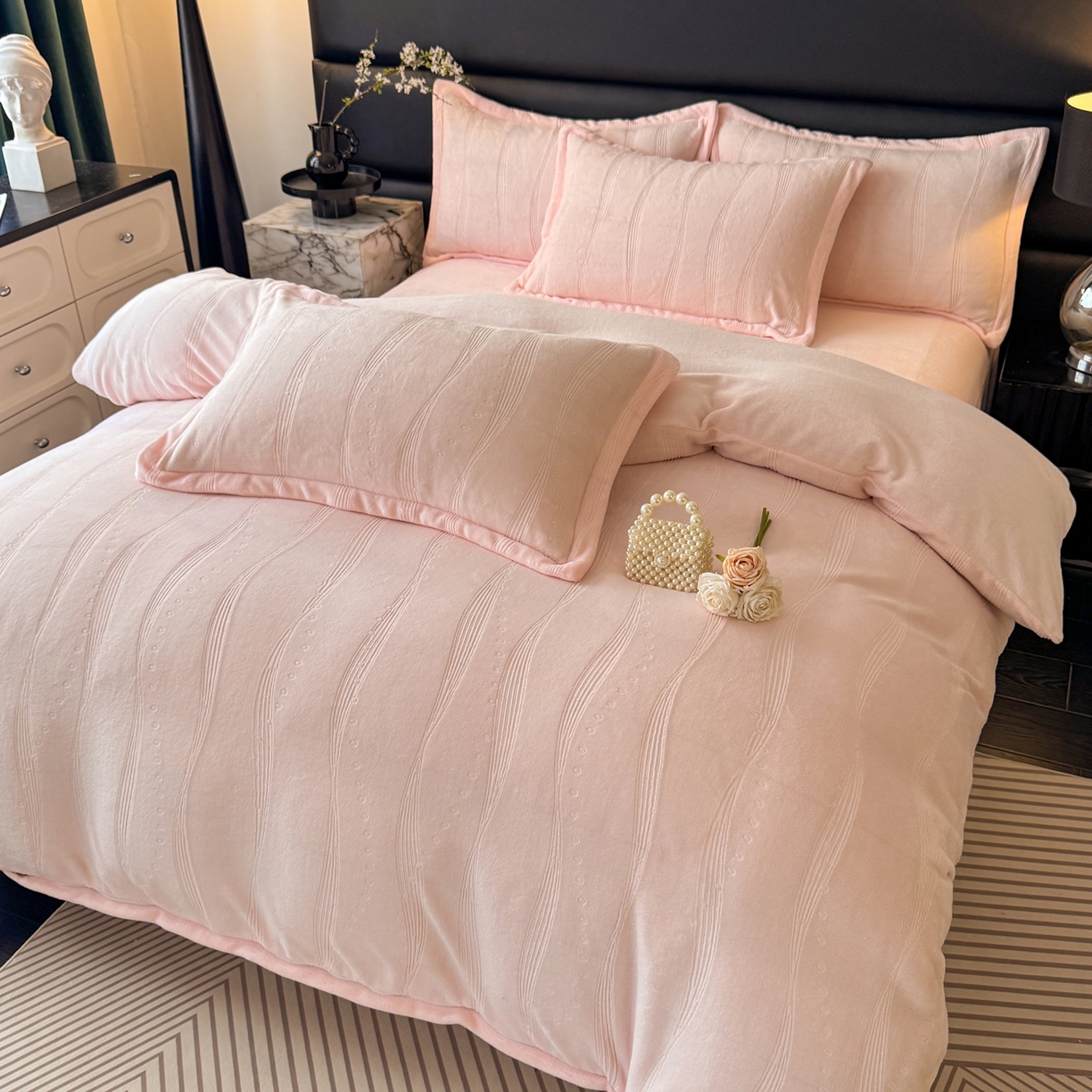 91家纺网 家纺一手货源 找家纺 逸尚阁 2025新款立体雕花牛奶绒四件套--史密斯 史密斯-浅粉玉