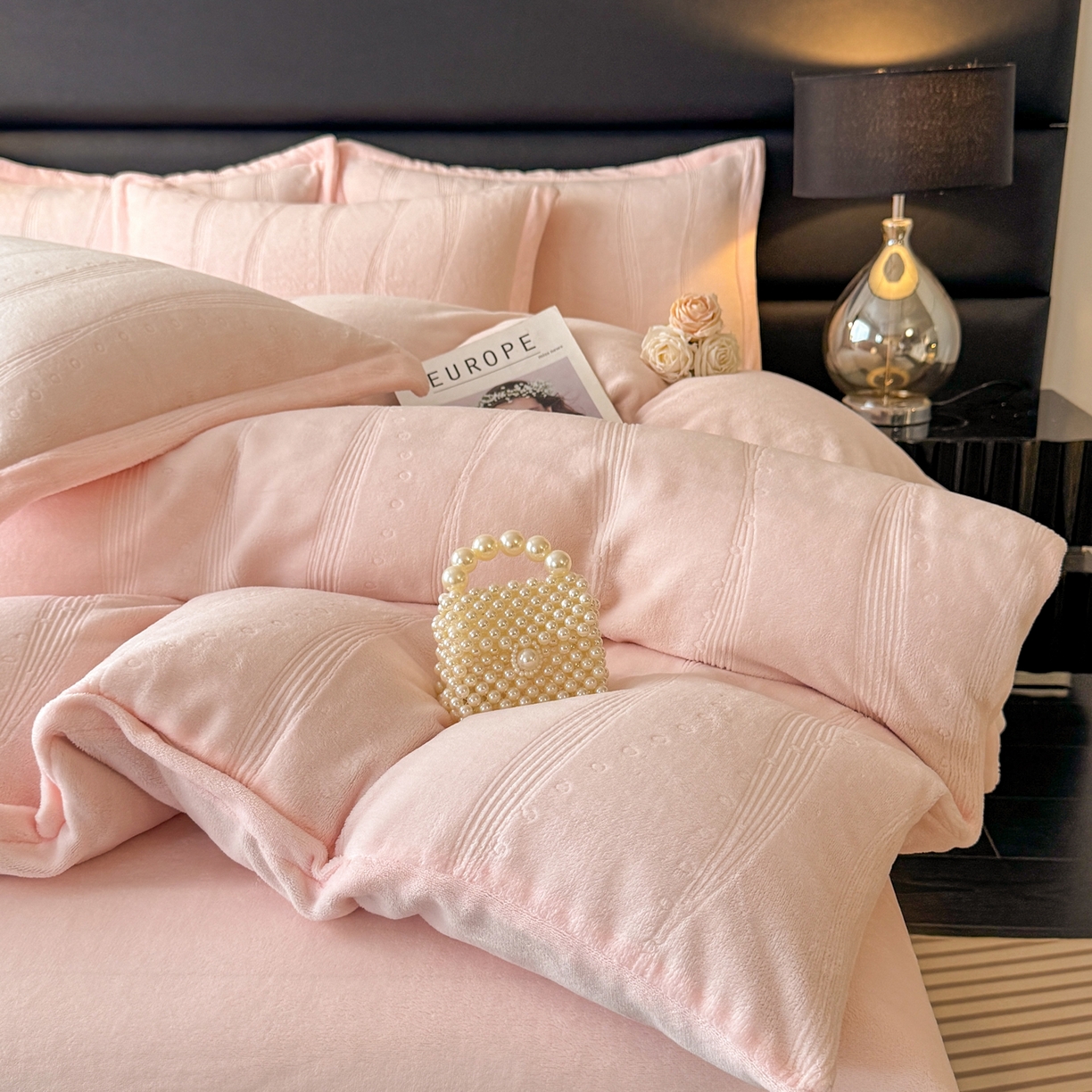 91家纺网 家纺一手货源 找家纺 逸尚阁 2025新款立体雕花牛奶绒四件套--史密斯 史密斯-浅粉玉