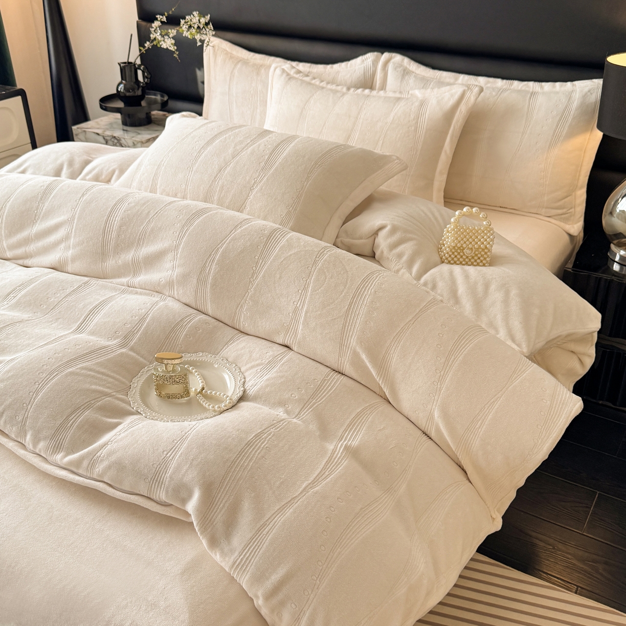 91家纺网 家纺一手货源 找家纺 逸尚阁 2025新款立体雕花牛奶绒四件套--史密斯 史密斯-奶白