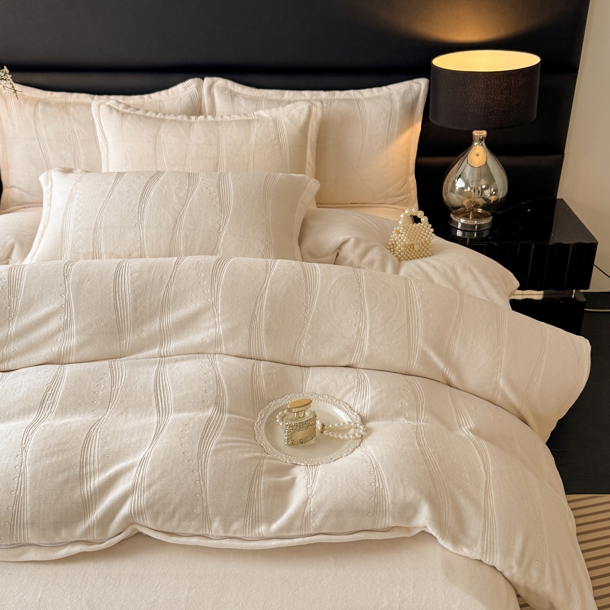 91家纺网 家纺一手货源 找家纺 逸尚阁 2025新款立体雕花牛奶绒四件套--史密斯 史密斯-奶白