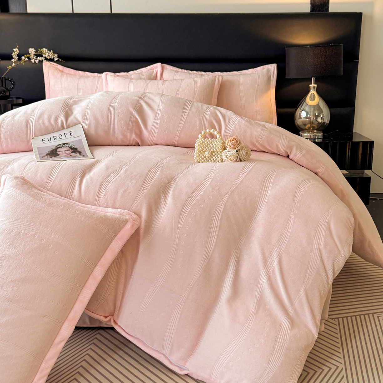 91家纺网 家纺一手货源 找家纺 逸尚阁 2025新款立体雕花牛奶绒四件套--史密斯 史密斯-浅粉玉