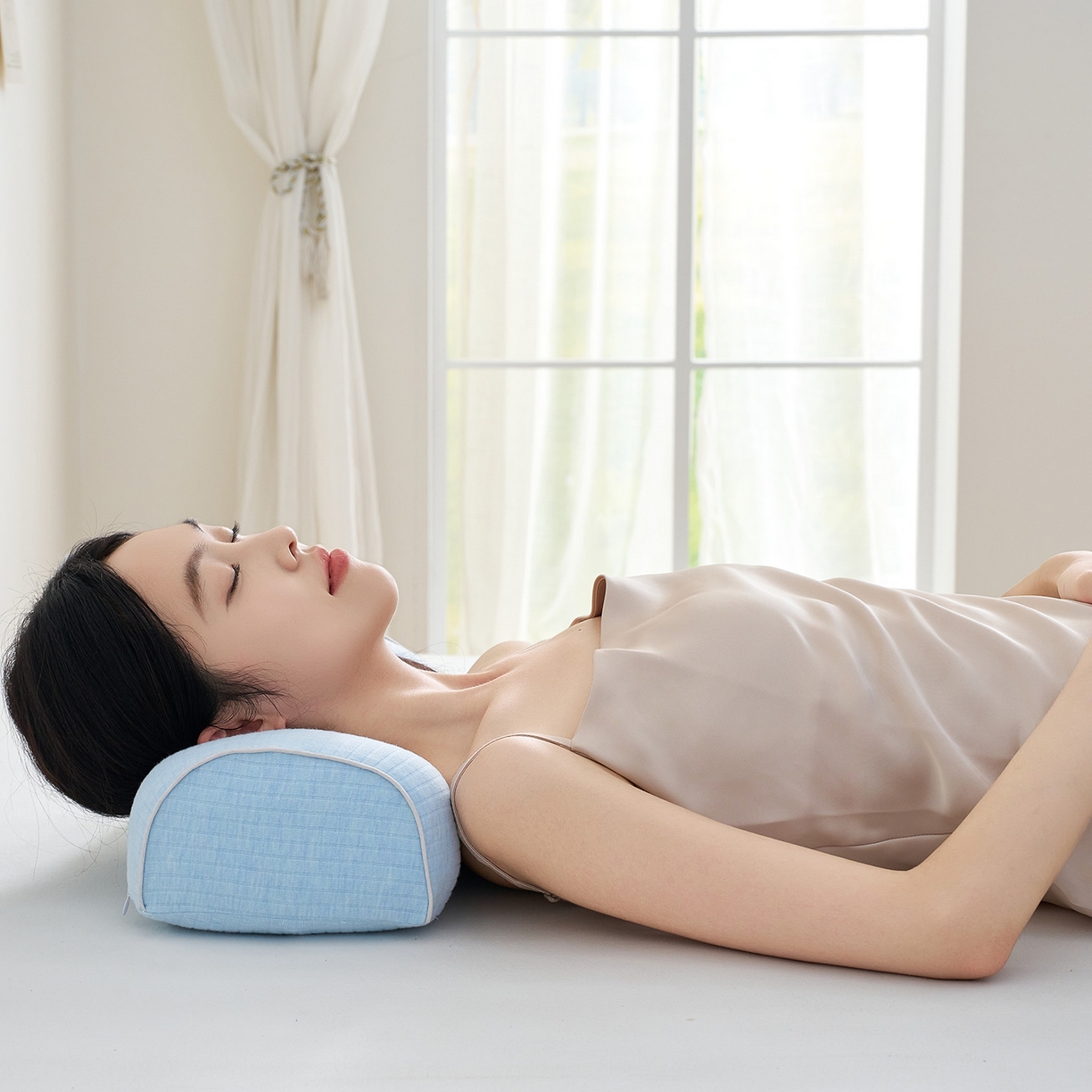 91家纺网 家纺一手货源 找家纺 鼎盛乳胶 2025新款条纹趴睡枕乳胶便携枕 条纹浅蓝