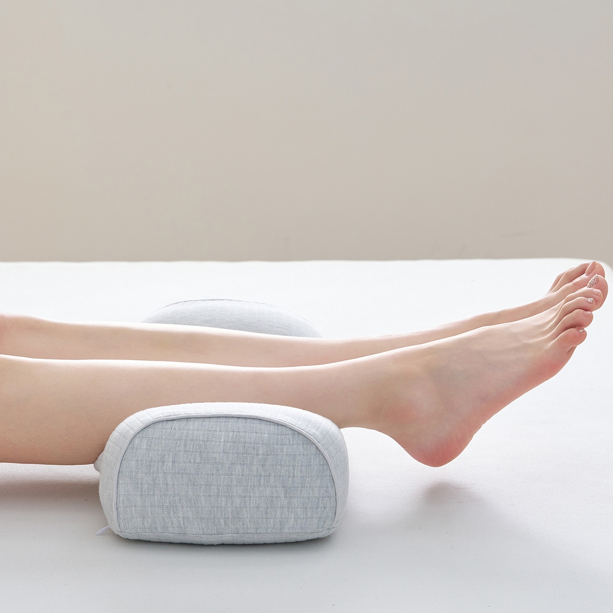 91家纺网 家纺一手货源 找家纺 鼎盛乳胶 2025新款条纹趴睡枕乳胶便携枕 条纹浅灰