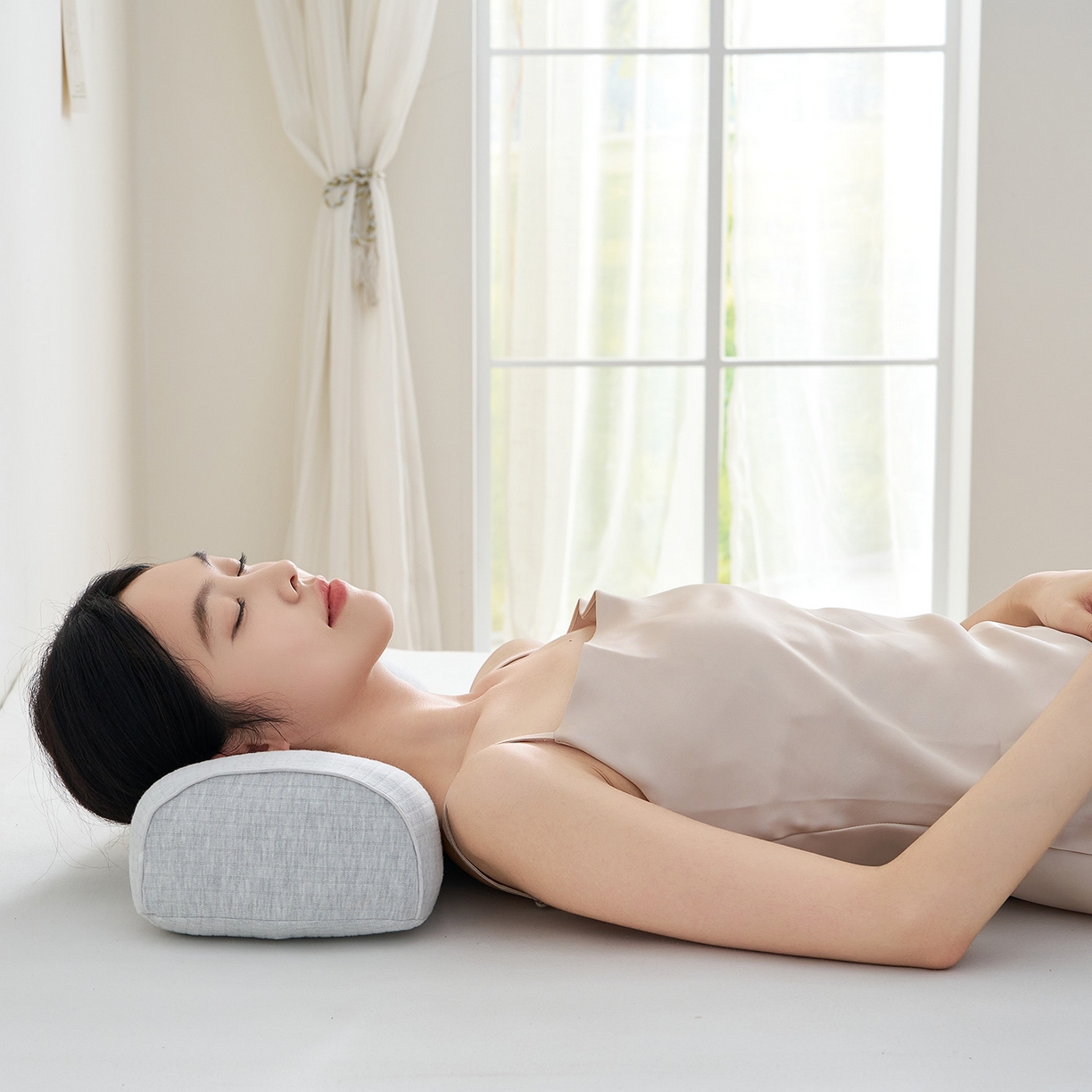 91家纺网 家纺一手货源 找家纺 鼎盛乳胶 2025新款条纹趴睡枕乳胶便携枕 条纹浅灰