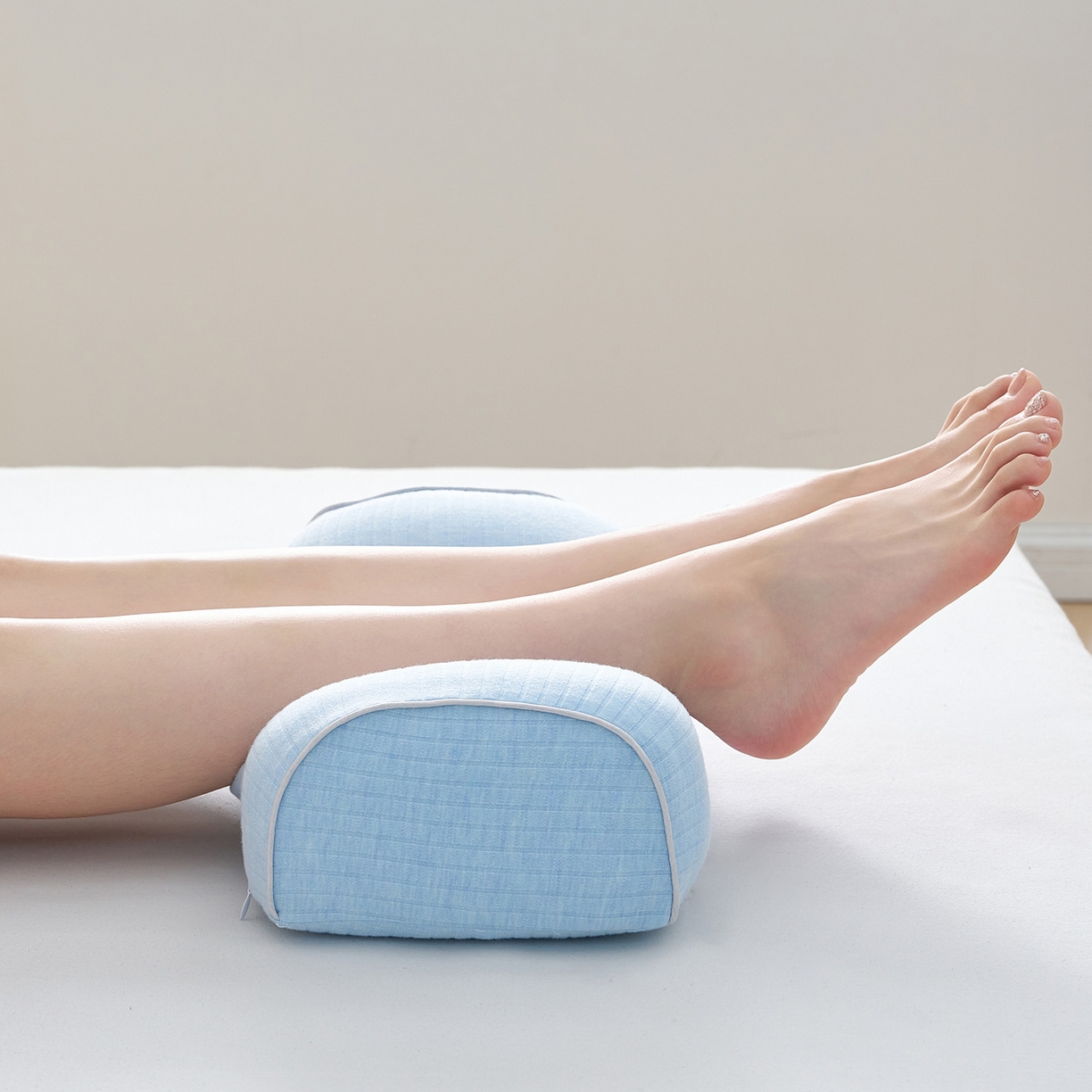 91家纺网 家纺一手货源 找家纺 鼎盛乳胶 2025新款条纹趴睡枕乳胶便携枕 条纹浅蓝