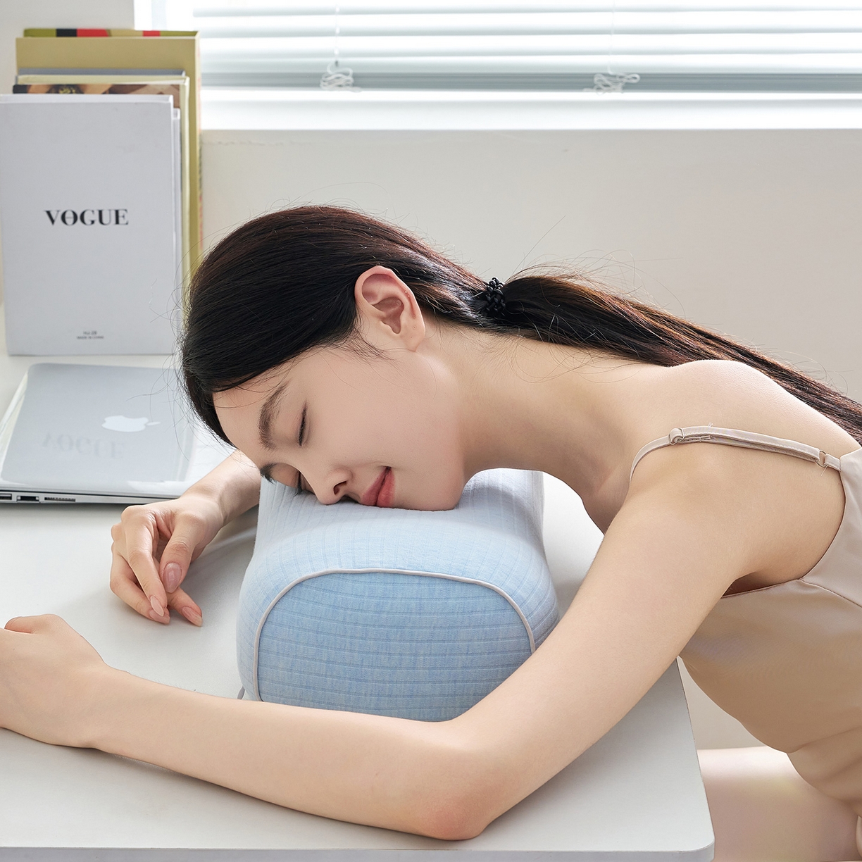 91家纺网 家纺一手货源 找家纺 鼎盛乳胶 2025新款条纹趴睡枕乳胶便携枕 条纹浅蓝