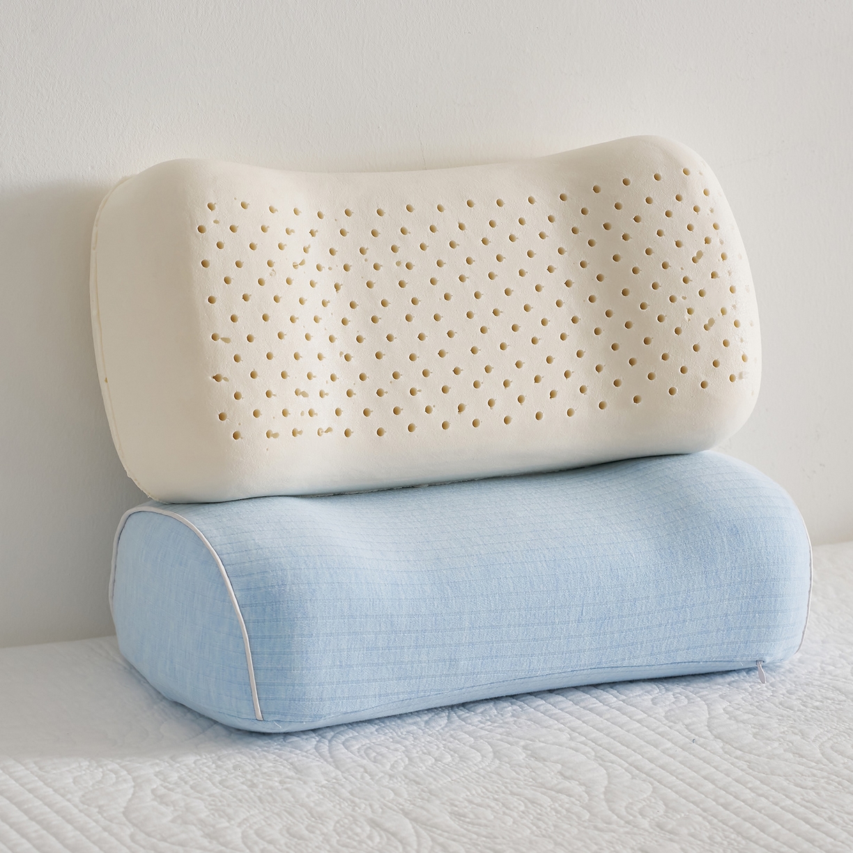 91家纺网 家纺一手货源 找家纺 鼎盛乳胶 2025新款条纹趴睡枕乳胶便携枕 条纹浅蓝