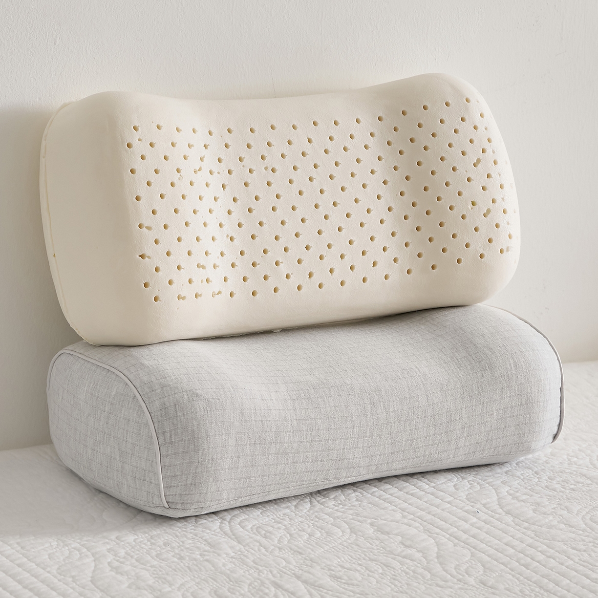 91家纺网 家纺一手货源 找家纺 鼎盛乳胶 2025新款条纹趴睡枕乳胶便携枕 条纹浅灰