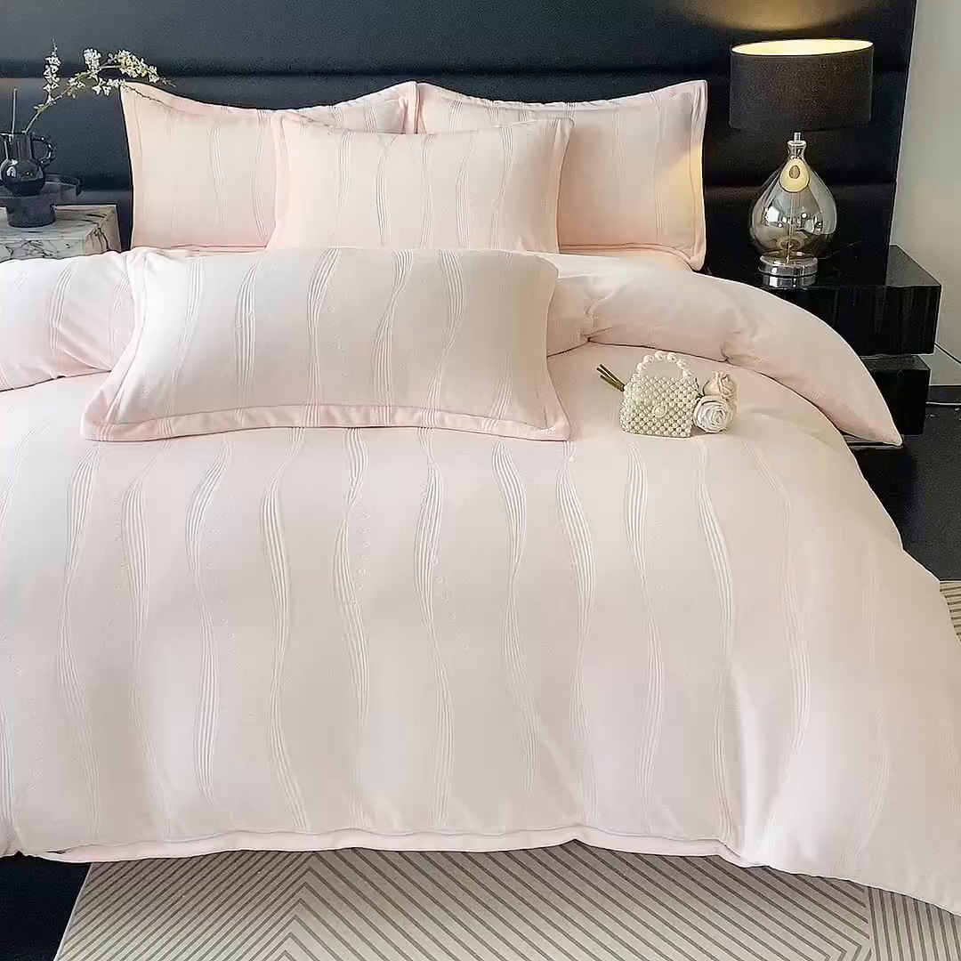 91家纺网 家纺一手货源 找家纺 逸尚阁 2025新款立体雕花牛奶绒四件套--史密斯 史密斯-浅粉玉