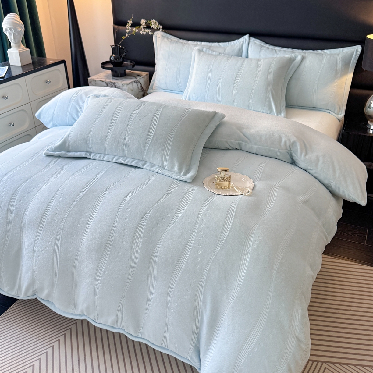 91家纺网 家纺一手货源 找家纺 逸尚阁 2025新款立体雕花牛奶绒四件套--史密斯 史密斯-海洋蓝