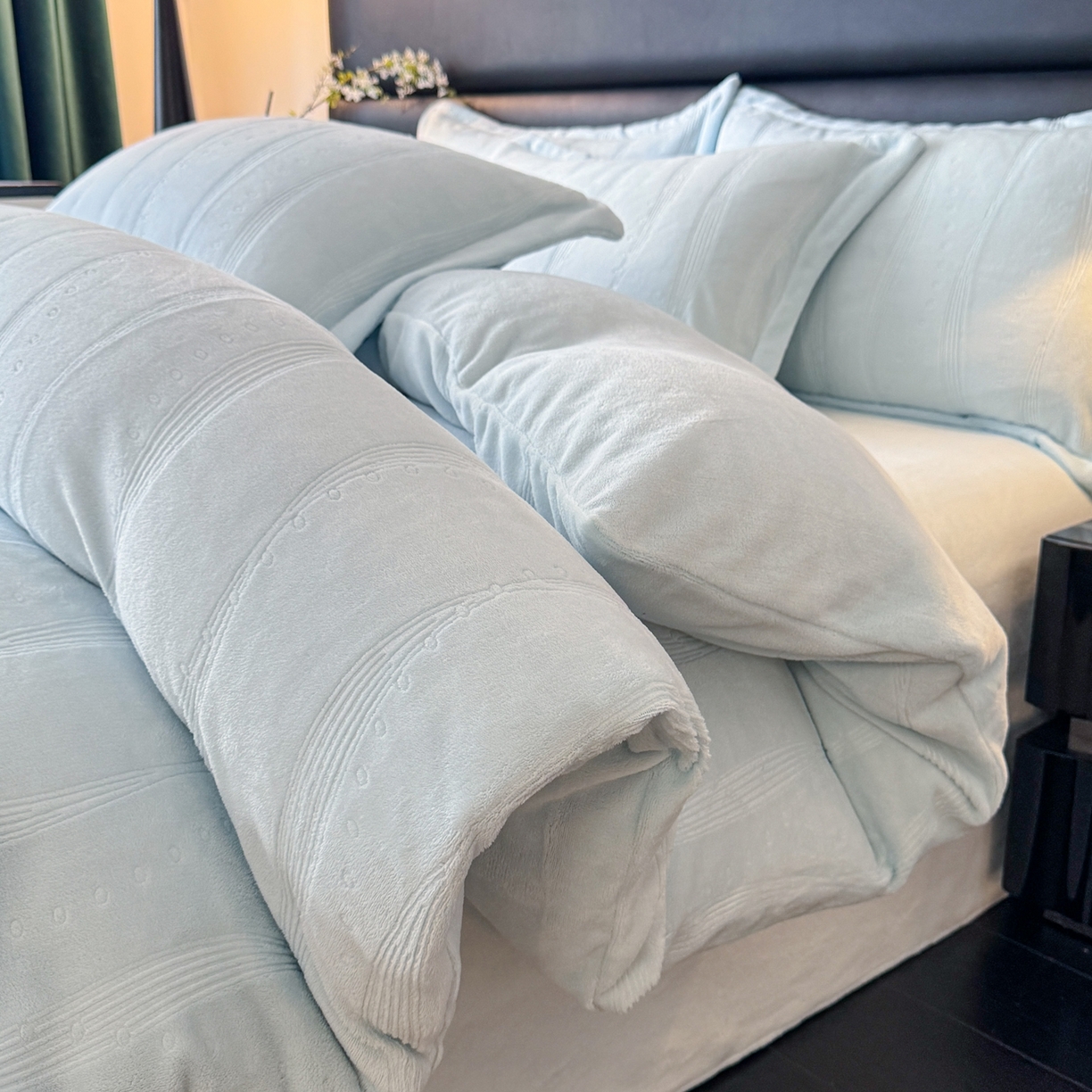 91家纺网 家纺一手货源 找家纺 逸尚阁 2025新款立体雕花牛奶绒四件套--史密斯 史密斯-海洋蓝