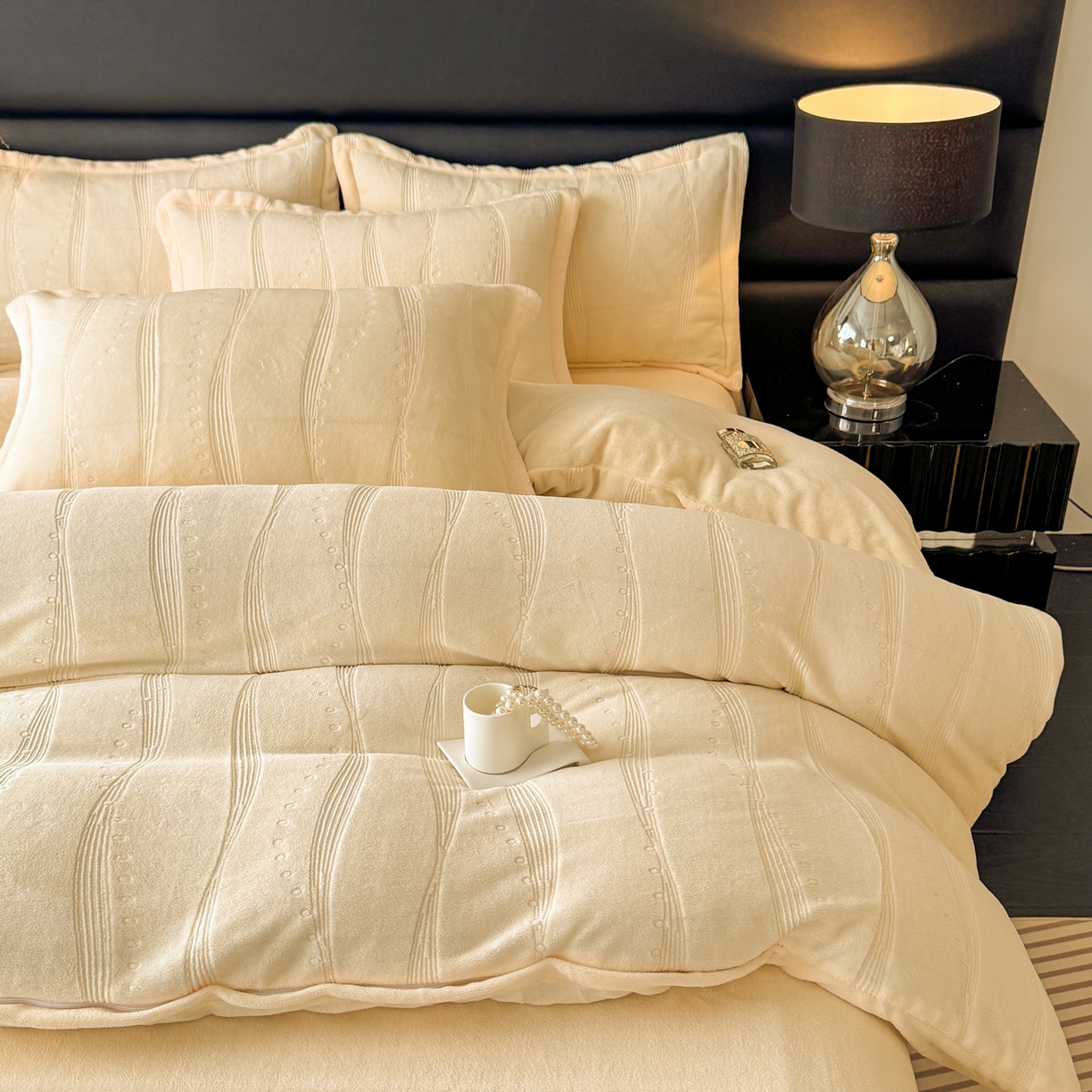 91家纺网 家纺一手货源 找家纺 逸尚阁 2025新款立体雕花牛奶绒四件套--史密斯 史密斯-蜜瓜黄