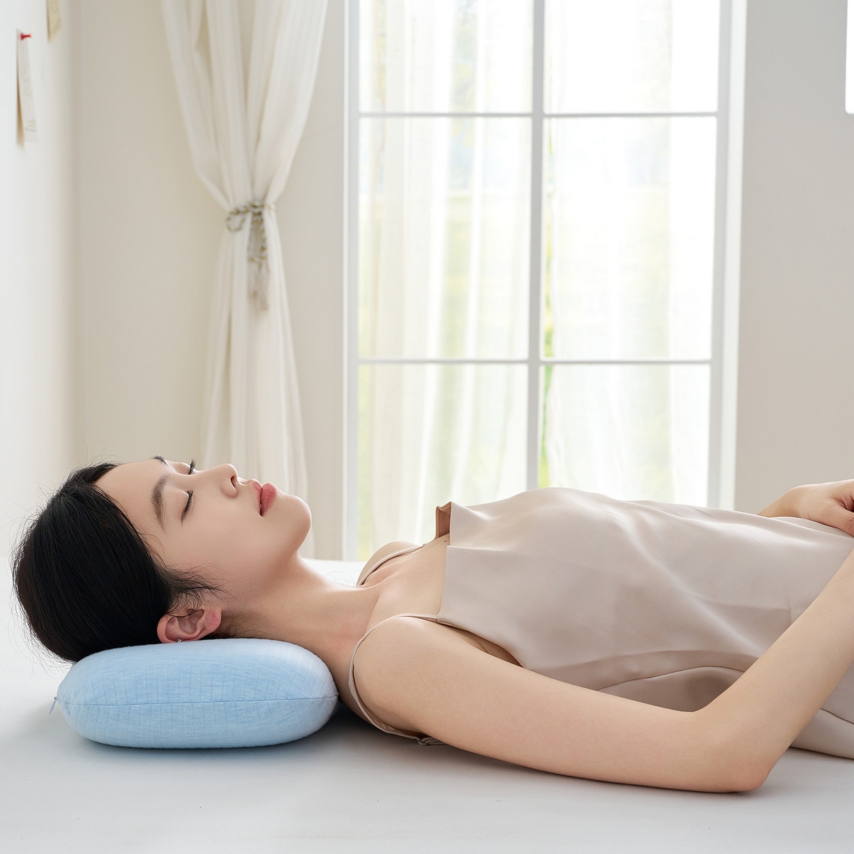 91家纺网 家纺一手货源 找家纺 鼎盛乳胶 2025新款条纹学生午睡枕乳胶面包枕 条纹浅蓝