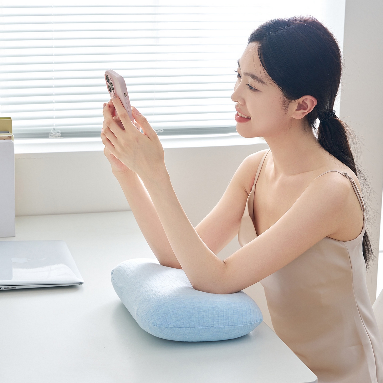 91家纺网 家纺一手货源 找家纺 鼎盛乳胶 2025新款条纹学生午睡枕乳胶面包枕 条纹浅蓝