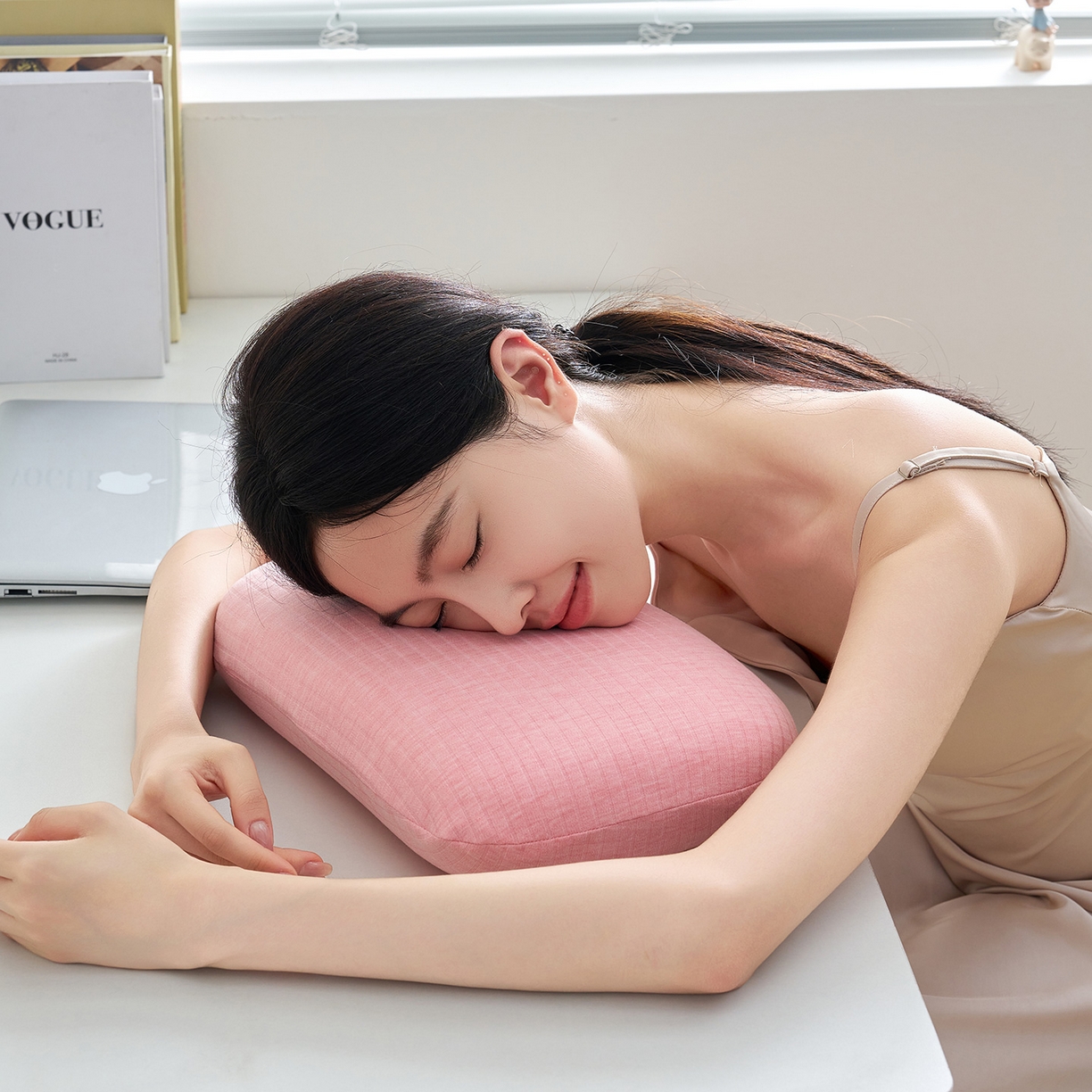 91家纺网 家纺一手货源 找家纺 鼎盛乳胶 2025新款条纹学生午睡枕乳胶面包枕 条纹浅粉