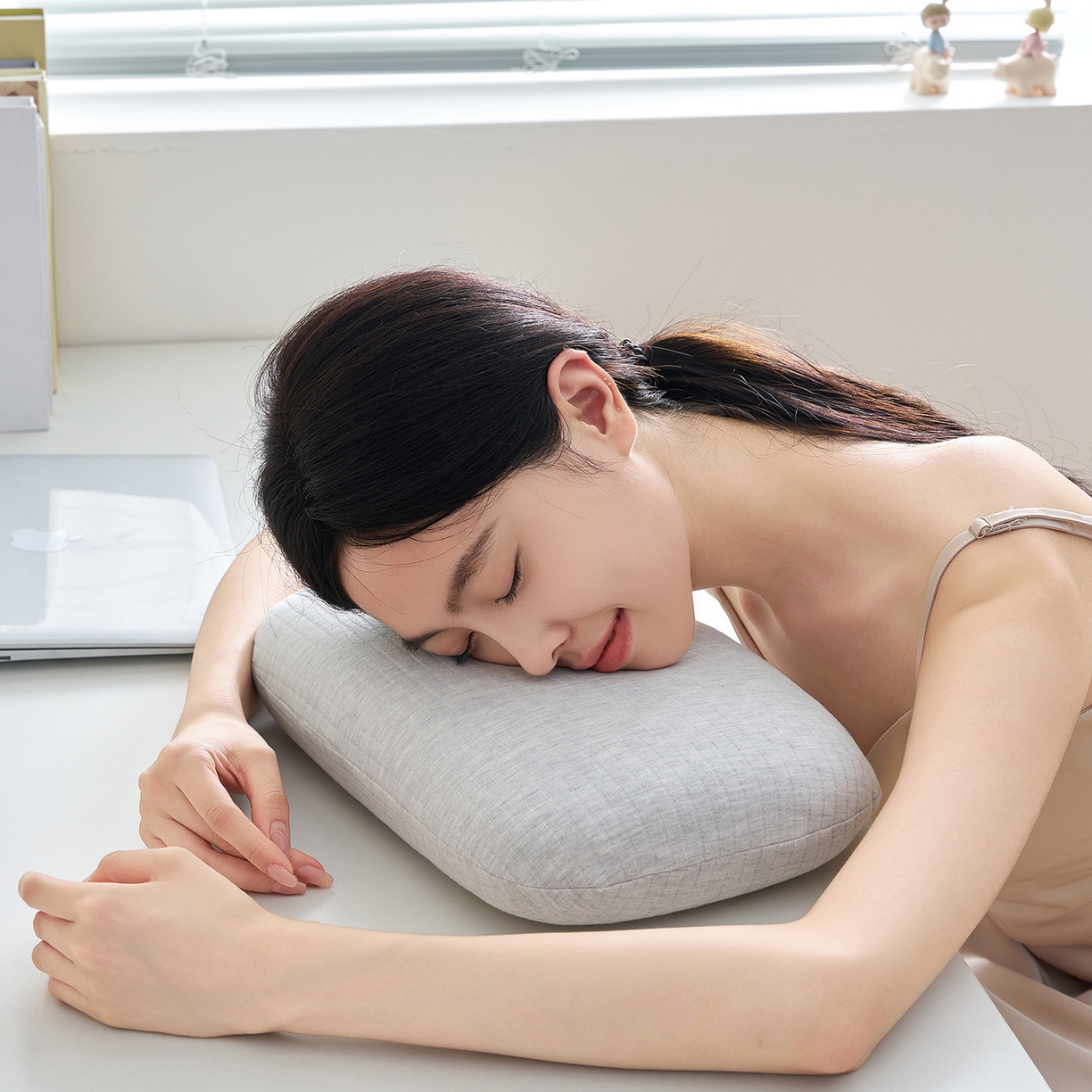 91家纺网 家纺一手货源 找家纺 鼎盛乳胶 2025新款条纹学生午睡枕乳胶面包枕 条纹浅灰