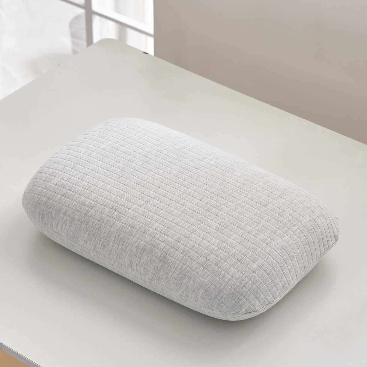 91家纺网 家纺一手货源 找家纺 鼎盛乳胶 2025新款条纹学生午睡枕乳胶面包枕 条纹浅灰