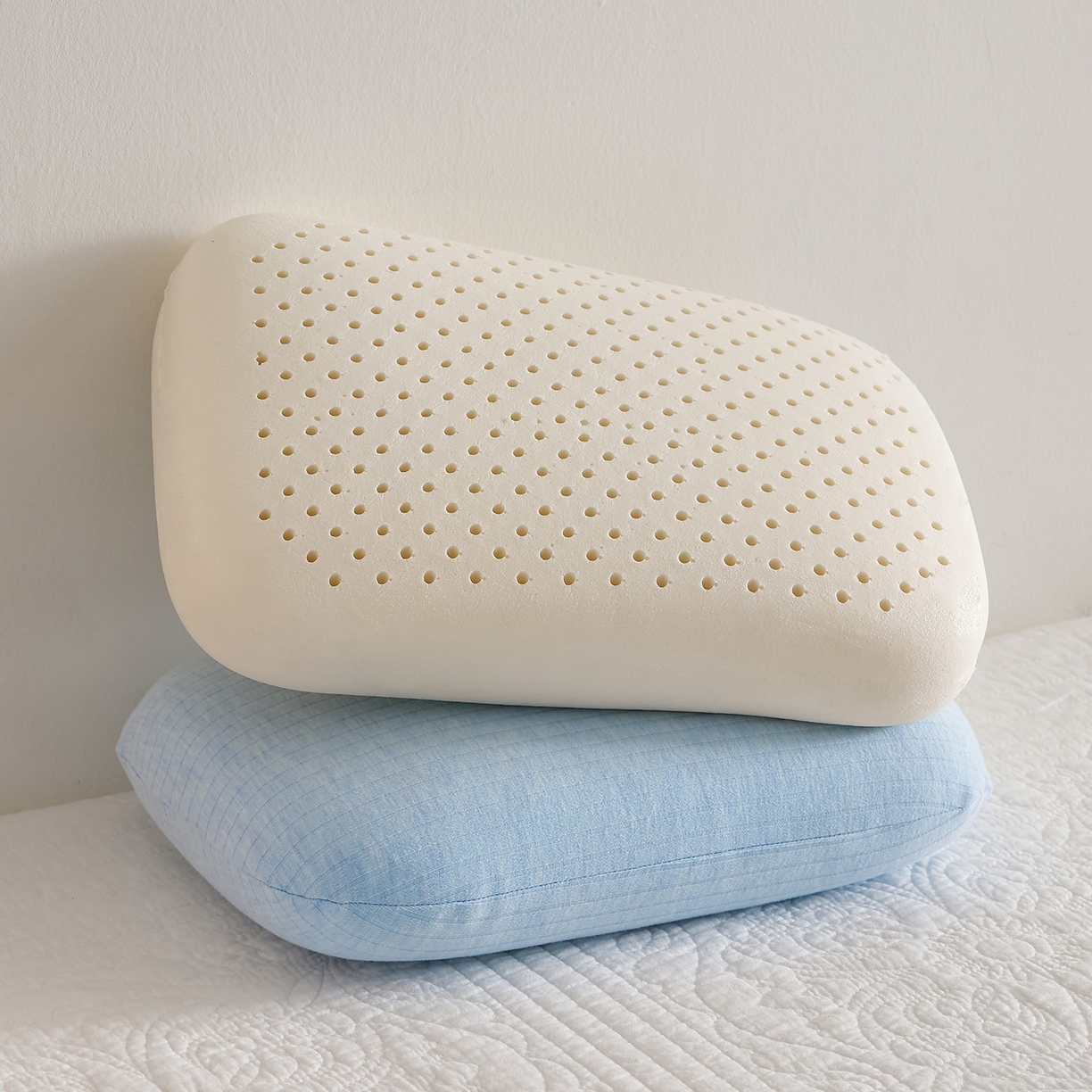91家纺网 家纺一手货源 找家纺 鼎盛乳胶 2025新款条纹学生午睡枕乳胶面包枕 条纹浅蓝