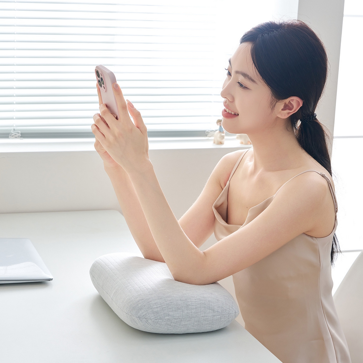 91家纺网 家纺一手货源 找家纺 鼎盛乳胶 2025新款条纹学生午睡枕乳胶面包枕 条纹浅灰