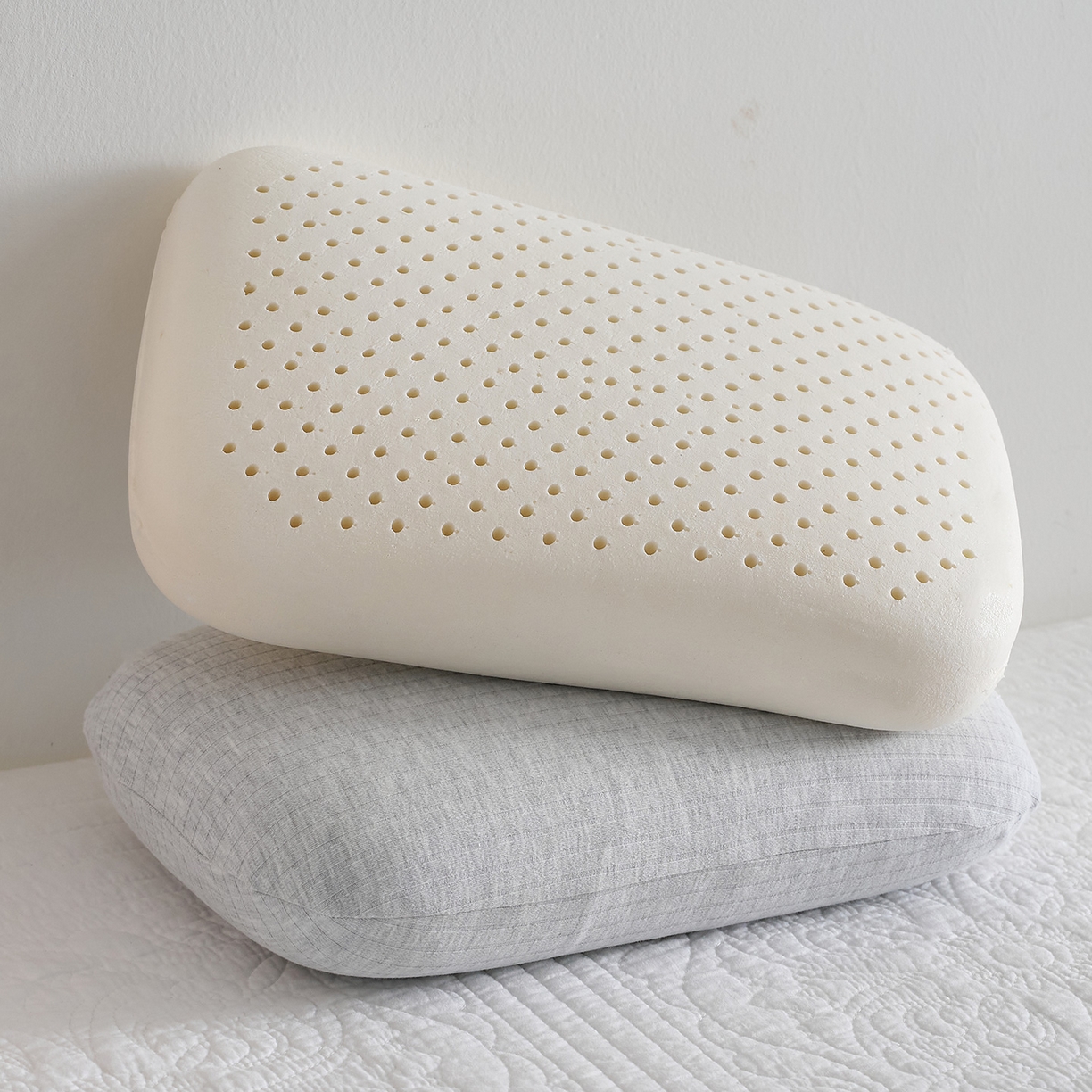 91家纺网 家纺一手货源 找家纺 鼎盛乳胶 2025新款条纹学生午睡枕乳胶面包枕 条纹浅灰