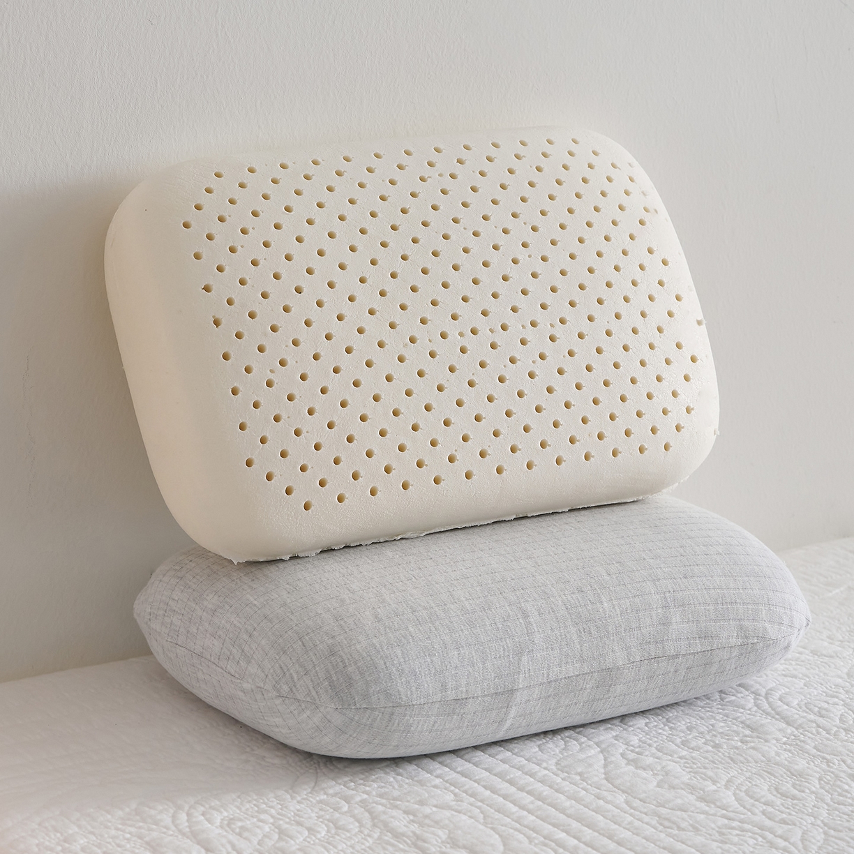 91家纺网 家纺一手货源 找家纺 鼎盛乳胶 2025新款条纹学生午睡枕乳胶面包枕 条纹浅灰