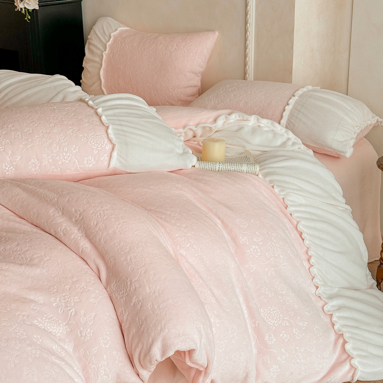 91家纺网 家纺一手货源 找家纺 （总）逸尚阁 2025新款法式立体雕花牛奶绒四件套--绒格娜