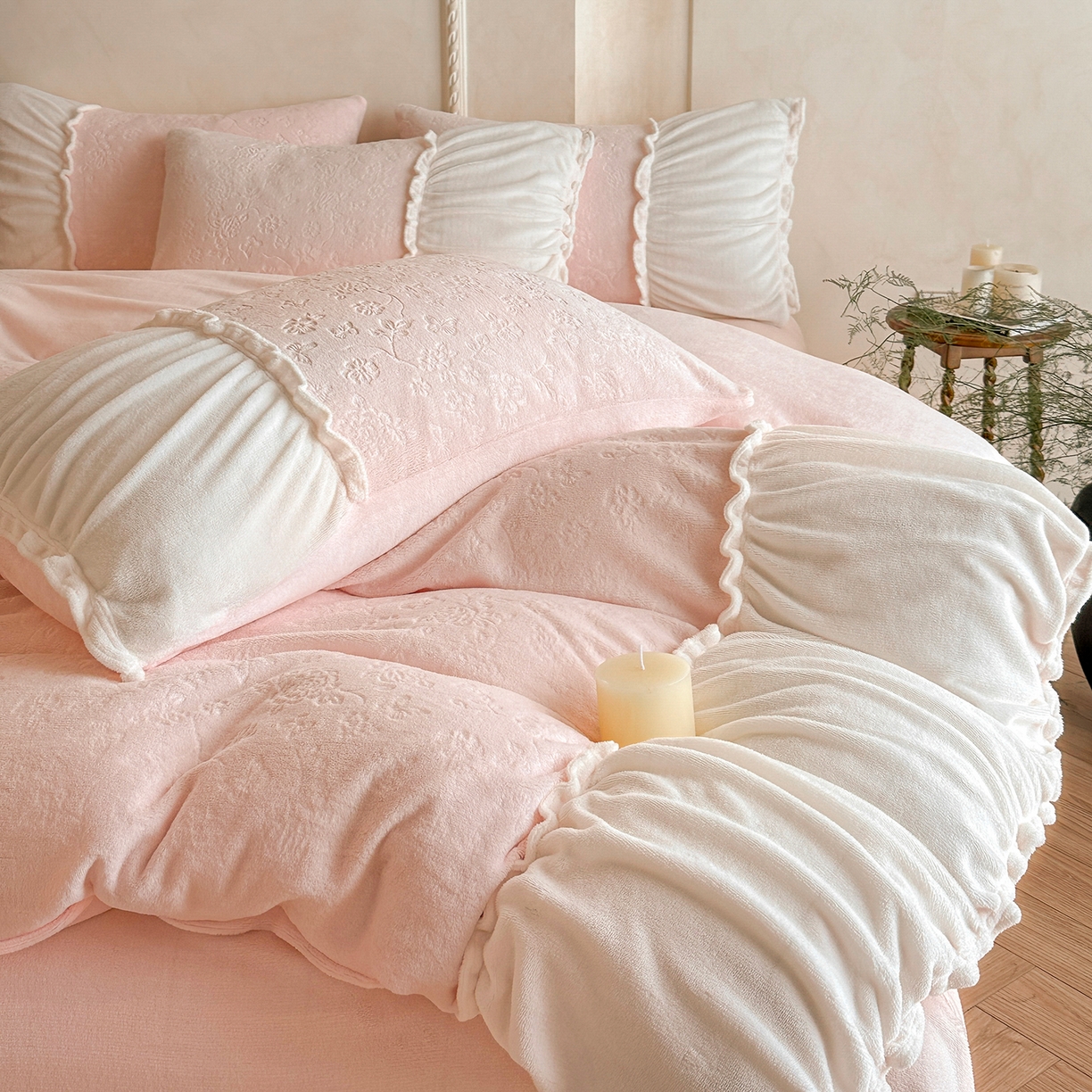 91家纺网 家纺一手货源 找家纺 逸尚阁 2025新款法式立体雕花牛奶绒四件套--绒格娜 绒格娜-桃玉