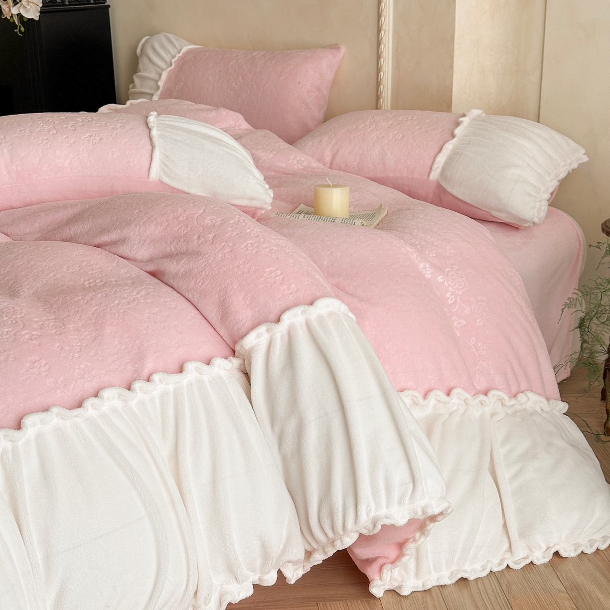 91家纺网 家纺一手货源 找家纺 逸尚阁 2025新款法式立体雕花牛奶绒四件套--绒格娜 绒格娜-仙粉