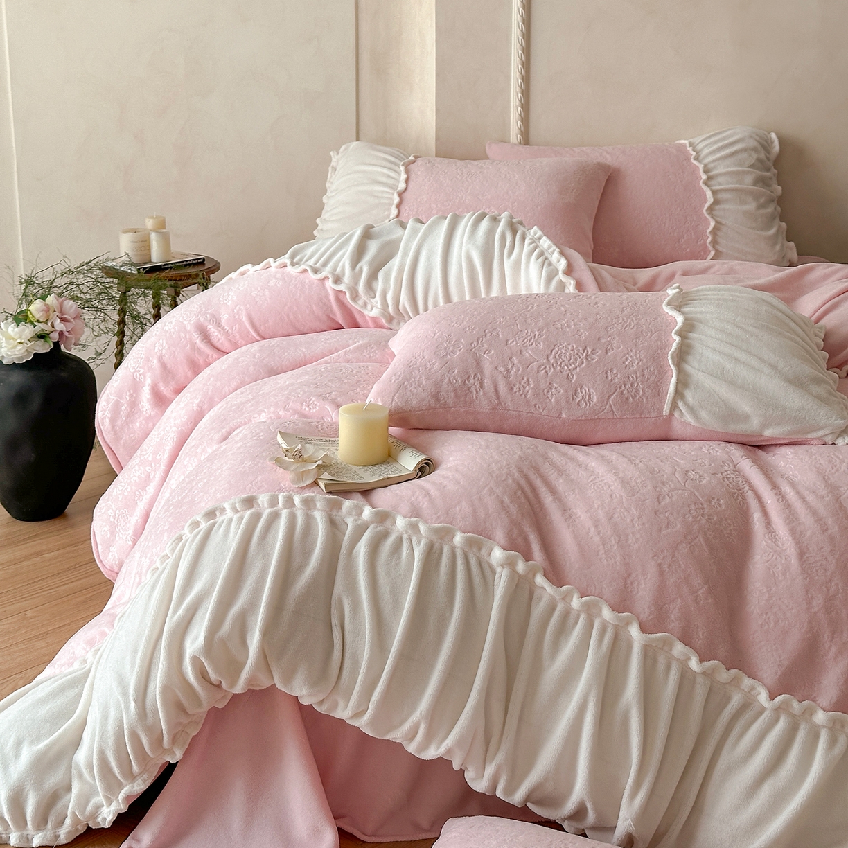 91家纺网 家纺一手货源 找家纺 逸尚阁 2025新款法式立体雕花牛奶绒四件套--绒格娜 绒格娜-仙粉