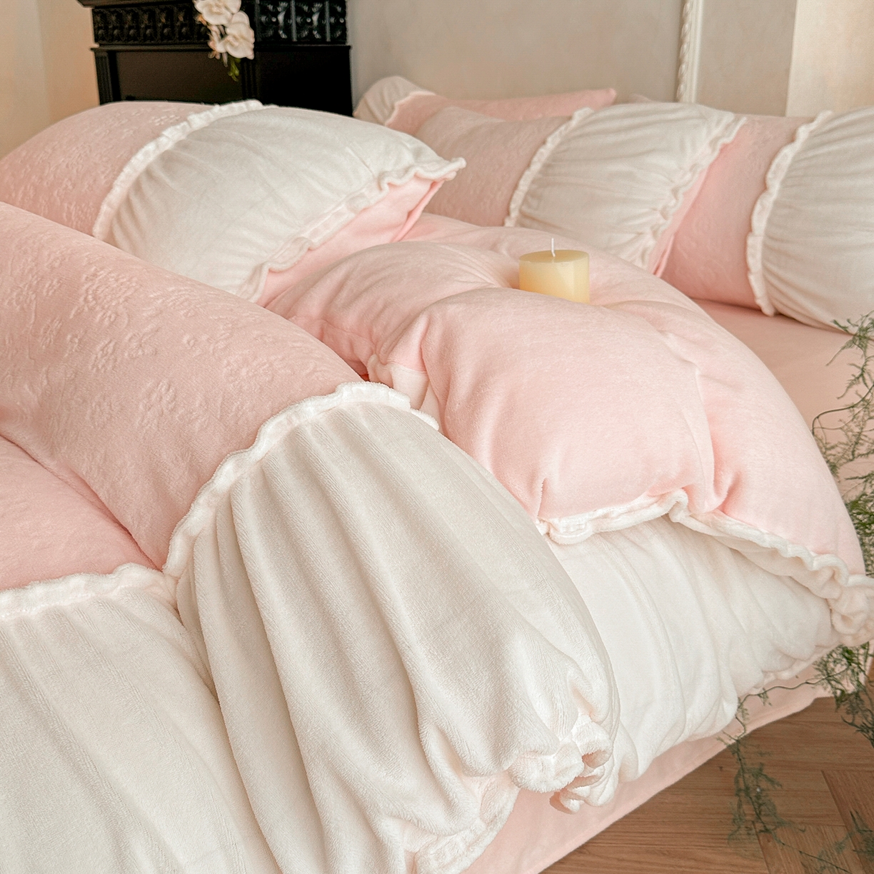 91家纺网 家纺一手货源 找家纺 逸尚阁 2025新款法式立体雕花牛奶绒四件套--绒格娜 绒格娜-桃玉