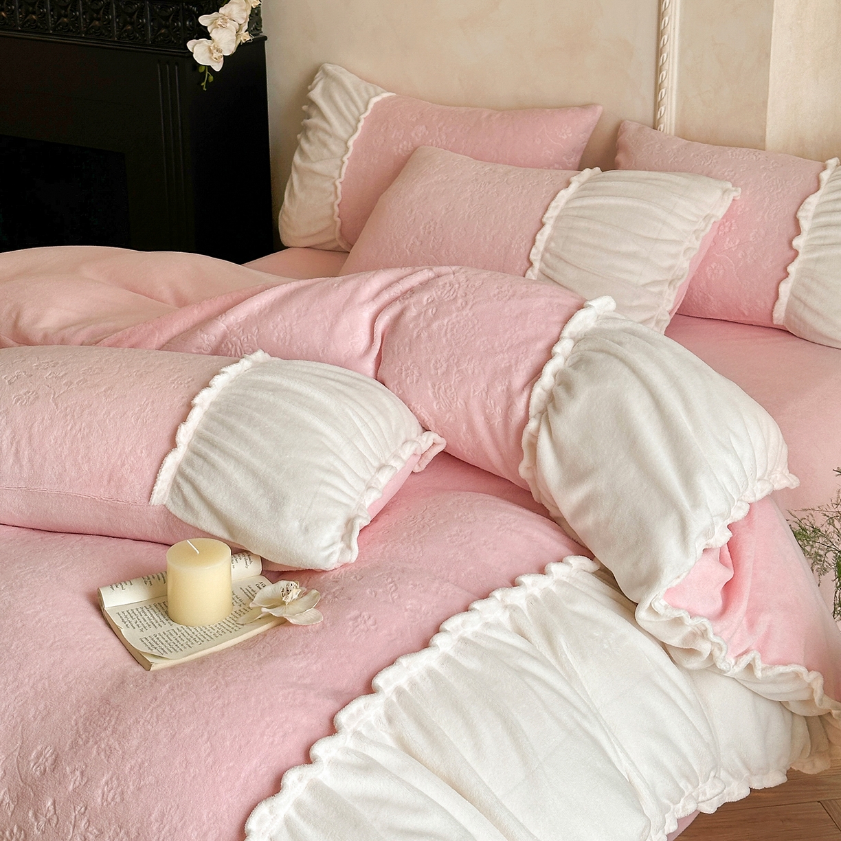 91家纺网 家纺一手货源 找家纺 逸尚阁 2025新款法式立体雕花牛奶绒四件套--绒格娜 绒格娜-仙粉