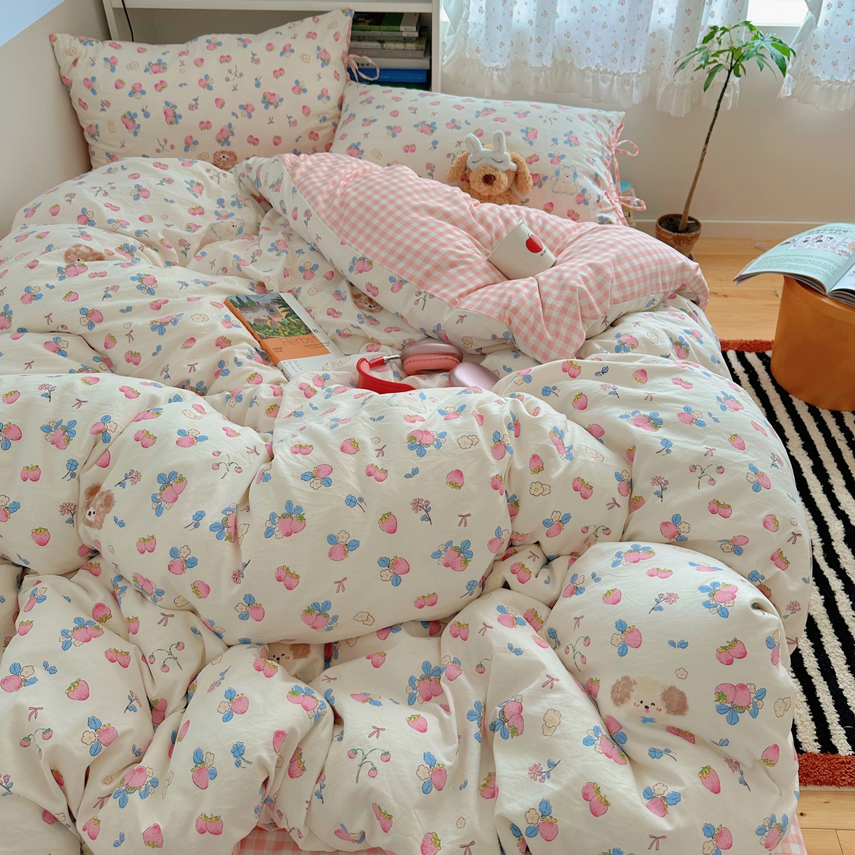 91家纺网 家纺一手货源 找家纺 初念 2025新款水洗棉系绳云朵棉四件套系列 系带-草莓奶茶